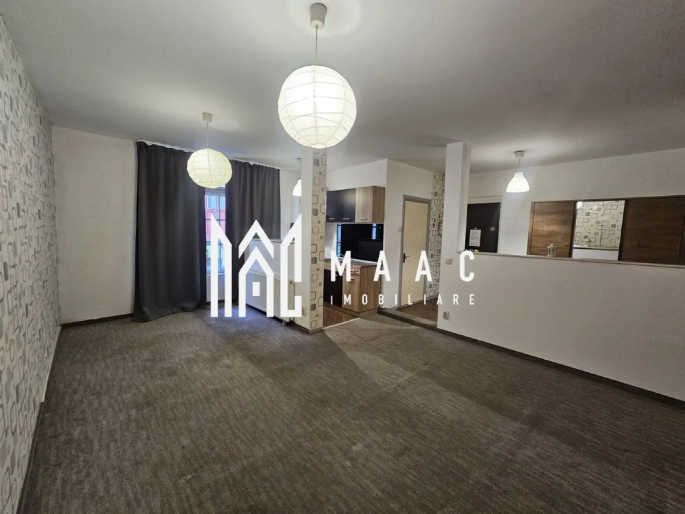 Garsoniera | 35 mpu | Parter inalt | Strada 9 Mai - MAAC Imobiliare vă propune spre închiriere o garsonieră tip studio, situată în zona centrală, pe strada 9 Mai.

Locuința are o suprafață utilă de 35 mp și este amplasată la parter înalt, oferind un acces facil și un plus de confort.

Garsoniera este compartimentată eficient, în stil open-space, fiind ideală pentru o persoană sau un cuplu. Spațiul este luminos și bine organizat, oferind un ambient plăcut și funcțional.

Baia este dotată cu cabină de duș și mașină de spălat rufe, asigurând toate facilitățile necesare unui stil de viață modern.

Proprietatea se închiriază pe o perioadă minimă de 12 luni și nu se acceptă animale de companie.

Poziționarea centrală oferă acces rapid către puncte de interes, mijloace de transport, magazine și alte facilități urbane.

Disponibilă imediat.

Pentru mai multe detalii sau programarea unei vizionări, vă stăm cu drag la dispoziție!
CP: CP3066110.