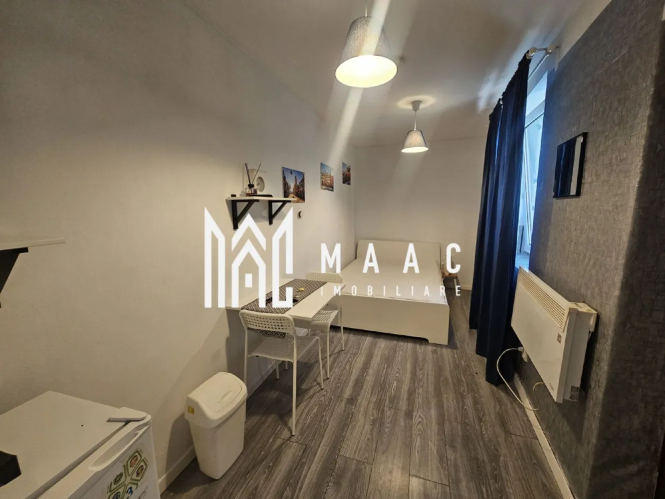 Garsoniera | 20 mpu | Parter | Ultracentral - MAAC Imobiliare vă propune spre închiriere o garsonieră, situată în zona centrală, pe strada 9 Mai.

Locuința are o suprafață utilă de 20 mp și este amplasată la parterul unui imobil bine întreținut, fiind ideală pentru cei care își doresc acces facil și funcționalitate.

Garsoniera este complet mobilată și utilată, amenajată eficient pentru a valorifica fiecare metru pătrat, oferind un spațiu practic și confortabil, potrivit pentru o persoană.

Baia este dotată cu cabină de duș si geam de aerisire.

Proprietatea se închiriază pe o perioadă minimă de 12 luni și nu se acceptă animale de companie.

Poziționarea centrală oferă acces rapid către mijloace de transport, magazine, restaurante și alte puncte de interes.

Disponibilă imediat.

Pentru mai multe informații sau programarea unei vizionări, echipa MAAC Imobiliare vă stă la dispoziție!
ID: CP3066132.