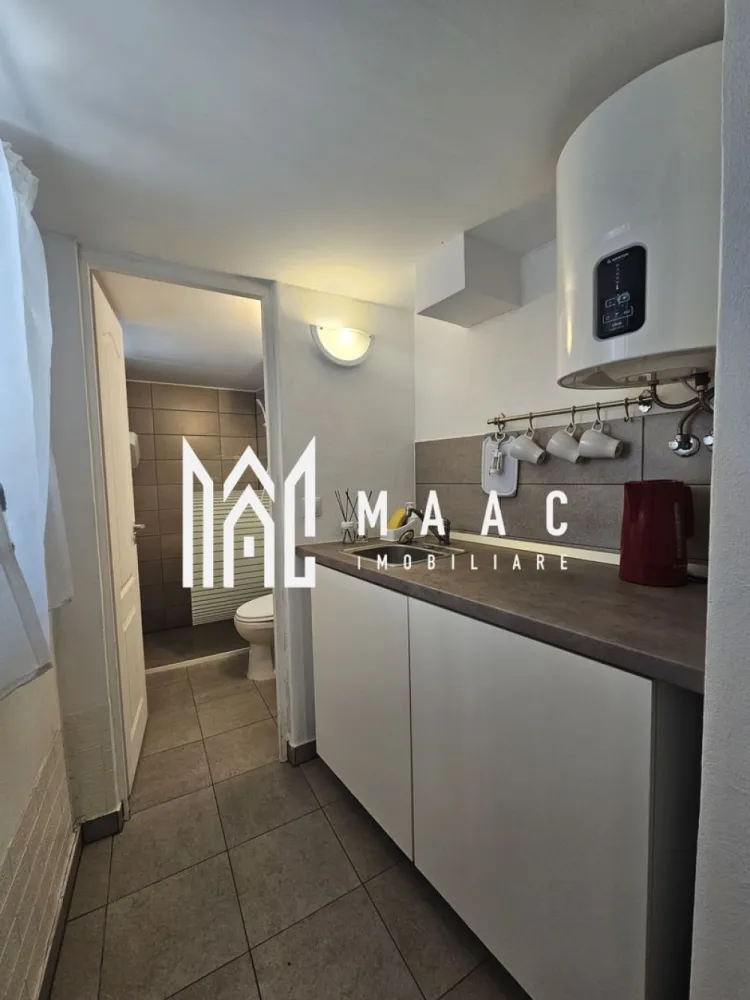 Garsoniera | 20 mpu | Parter | Ultracentral - MAAC Imobiliare vă propune spre închiriere o garsonieră, situată în zona centrală, pe strada 9 Mai.

Locuința are o suprafață utilă de 20 mp și este amplasată la parterul unui imobil bine întreținut, fiind ideală pentru cei care își doresc acces facil și funcționalitate.

Garsoniera este complet mobilată și utilată, amenajată eficient pentru a valorifica fiecare metru pătrat, oferind un spațiu practic și confortabil, potrivit pentru o persoană.

Baia este dotată cu cabină de duș si geam de aerisire.

Proprietatea se închiriază pe o perioadă minimă de 12 luni și nu se acceptă animale de companie.

Poziționarea centrală oferă acces rapid către mijloace de transport, magazine, restaurante și alte puncte de interes.

Disponibilă imediat.

Pentru mai multe informații sau programarea unei vizionări, echipa MAAC Imobiliare vă stă la dispoziție!
ID: CP3066132.