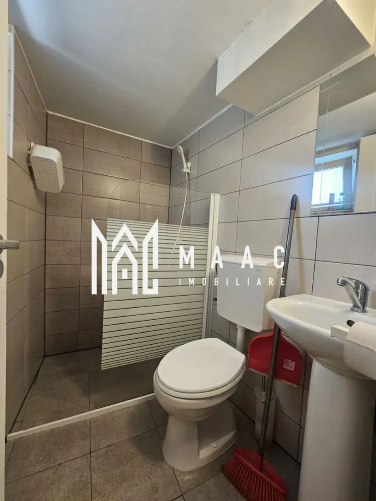 Garsoniera | 20 mpu | Parter | Ultracentral - MAAC Imobiliare vă propune spre închiriere o garsonieră, situată în zona centrală, pe strada 9 Mai.

Locuința are o suprafață utilă de 20 mp și este amplasată la parterul unui imobil bine întreținut, fiind ideală pentru cei care își doresc acces facil și funcționalitate.

Garsoniera este complet mobilată și utilată, amenajată eficient pentru a valorifica fiecare metru pătrat, oferind un spațiu practic și confortabil, potrivit pentru o persoană.

Baia este dotată cu cabină de duș si geam de aerisire.

Proprietatea se închiriază pe o perioadă minimă de 12 luni și nu se acceptă animale de companie.

Poziționarea centrală oferă acces rapid către mijloace de transport, magazine, restaurante și alte puncte de interes.

Disponibilă imediat.

Pentru mai multe informații sau programarea unei vizionări, echipa MAAC Imobiliare vă stă la dispoziție!
ID: CP3066132.
