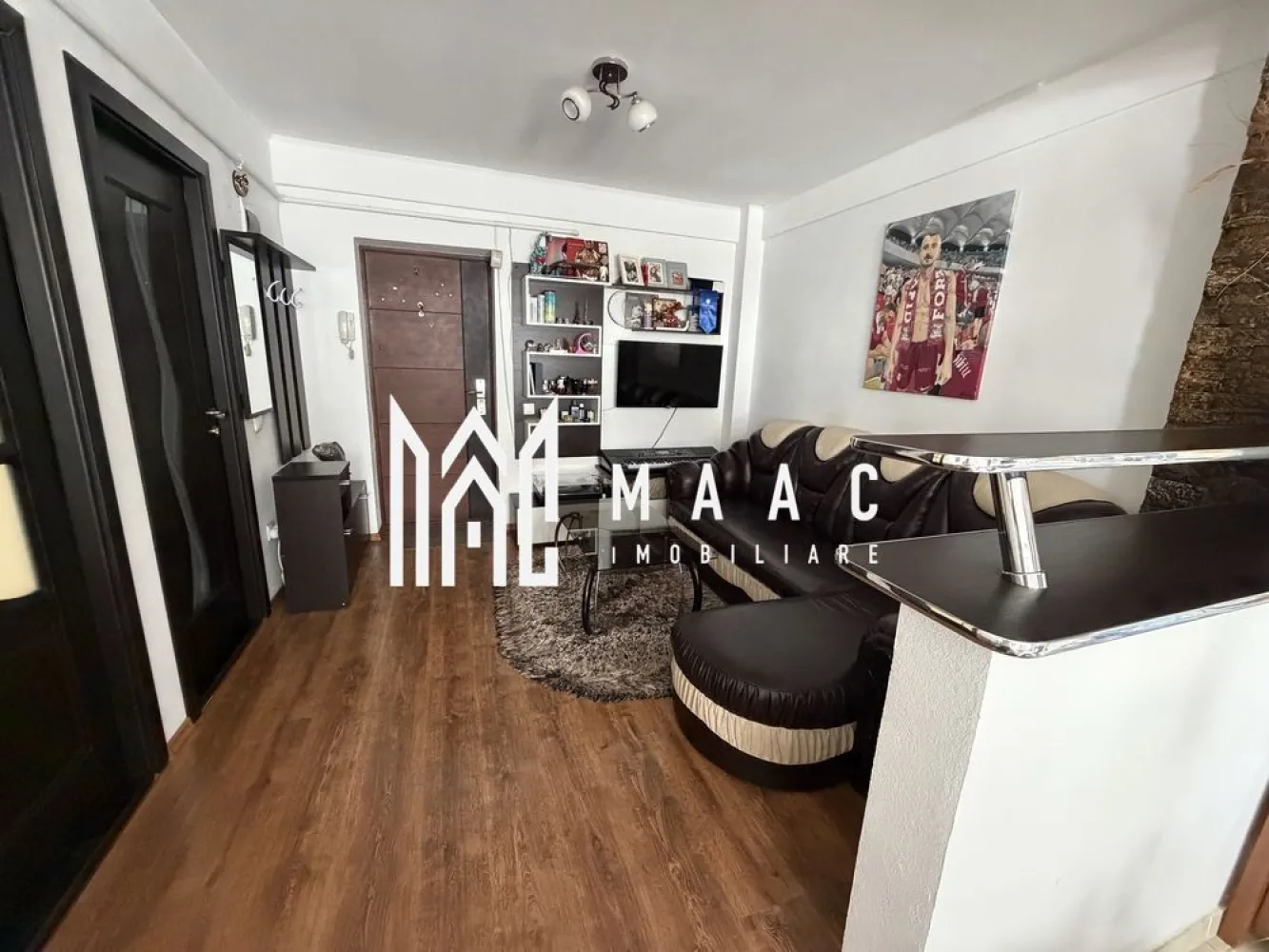 Apartament 2 camere | Etaj 3 | Balcon | D. Stanca - MAAC Imobiliare vă prezintă un apartament cu 2 camere de vânzare, situat în zona Doamna Stanca.

Locuința este amplasată la etajul 3 al unui imobil cu regim de înălțime Parter + 9 etaje și are o suprafață utilă de 39 mp.

Compartimentare:
Living cu bucătărie open space
Dormitor
Baie
Balcon

Caracteristici și dotări:
Centrală termică proprie
Se vinde complet mobilat și utilat
Apartament pregătit pentru mutare imediată
Nu necesită investiții suplimentare

Facilități incluse:
Loc de parcare propriu

Avantaje locație:
Poziționare excelentă, în apropiere de Shopping City
Acces rapid către magazine precum Carrefour, Auchan, Kaufland și Dedeman
Aproape de mijloace de transport, servicii și zone comerciale.

Pentru mai multe detalii precizati telefonic ca ati vazut anuntul cu ID: CP3071156