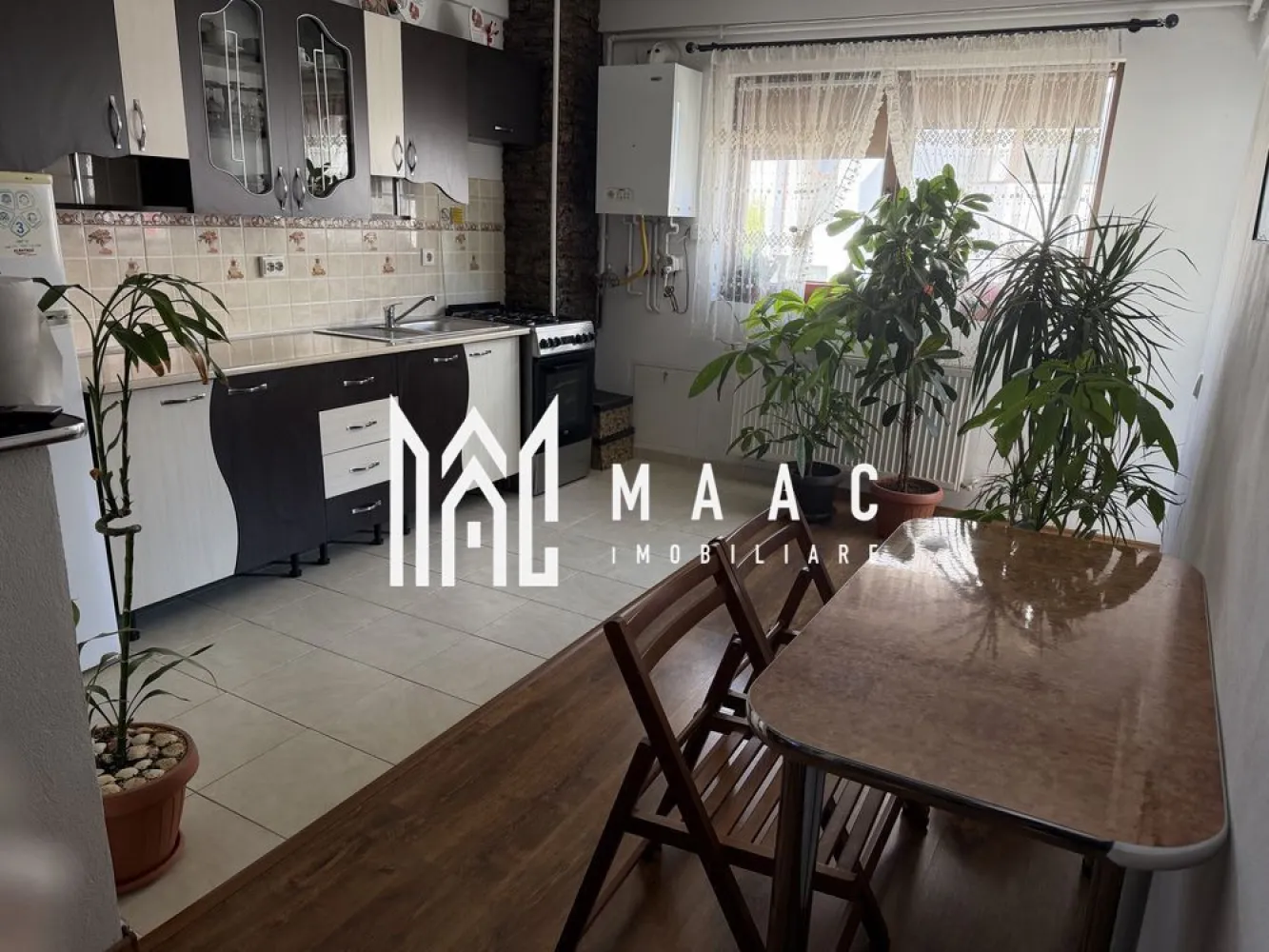 Apartament 2 camere | Etaj 3 | Balcon | D. Stanca - MAAC Imobiliare vă prezintă un apartament cu 2 camere de vânzare, situat în zona Doamna Stanca.

Locuința este amplasată la etajul 3 al unui imobil cu regim de înălțime Parter + 9 etaje și are o suprafață utilă de 39 mp.

Compartimentare:
Living cu bucătărie open space
Dormitor
Baie
Balcon

Caracteristici și dotări:
Centrală termică proprie
Se vinde complet mobilat și utilat
Apartament pregătit pentru mutare imediată
Nu necesită investiții suplimentare

Facilități incluse:
Loc de parcare propriu

Avantaje locație:
Poziționare excelentă, în apropiere de Shopping City
Acces rapid către magazine precum Carrefour, Auchan, Kaufland și Dedeman
Aproape de mijloace de transport, servicii și zone comerciale.

Pentru mai multe detalii precizati telefonic ca ati vazut anuntul cu ID: CP3071156