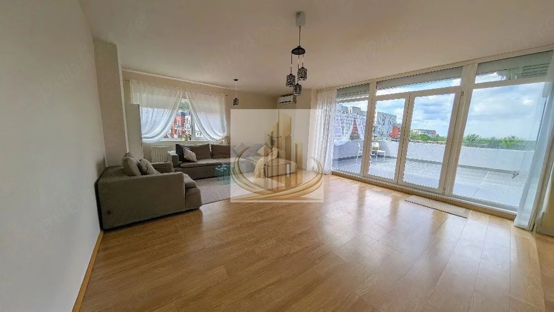 Apartament cu 3 camere, decomandat, tip Penthouse. - Apartament deosebit situat la ultimul etaj, singur pe nivel, într-un bloc cu 5 etaje, dotat cu lift, în zona Calea Aradului.

Locuința are o suprafață utilă de 100 mp și impresionează prin spațiile generoase și luminoase. Compartimentarea este practică și confortabilă: living spațios, 2 dormitoare, bucătărie, 2 băi și 3 terase separate, cu o suprafață totală de aproximativ 50 mp.

Apartamentul a fost renovat recent și se vinde complet mobilat și utilat, fiind pregătit pentru mutare imediată.

În plus, proprietatea beneficiază de o cameră de depozitare situată pe casa scării, chiar lângă lift și intrarea în apartament.

Imobilul face parte dintr-un complex rezidențial cu circuit închis, într-o zonă foarte liniștită, ferită de traficul intens. Blocul are o singură scară, doar 10 apartamente și a fost construit în anul 2010.

ID Intern: CP3082089