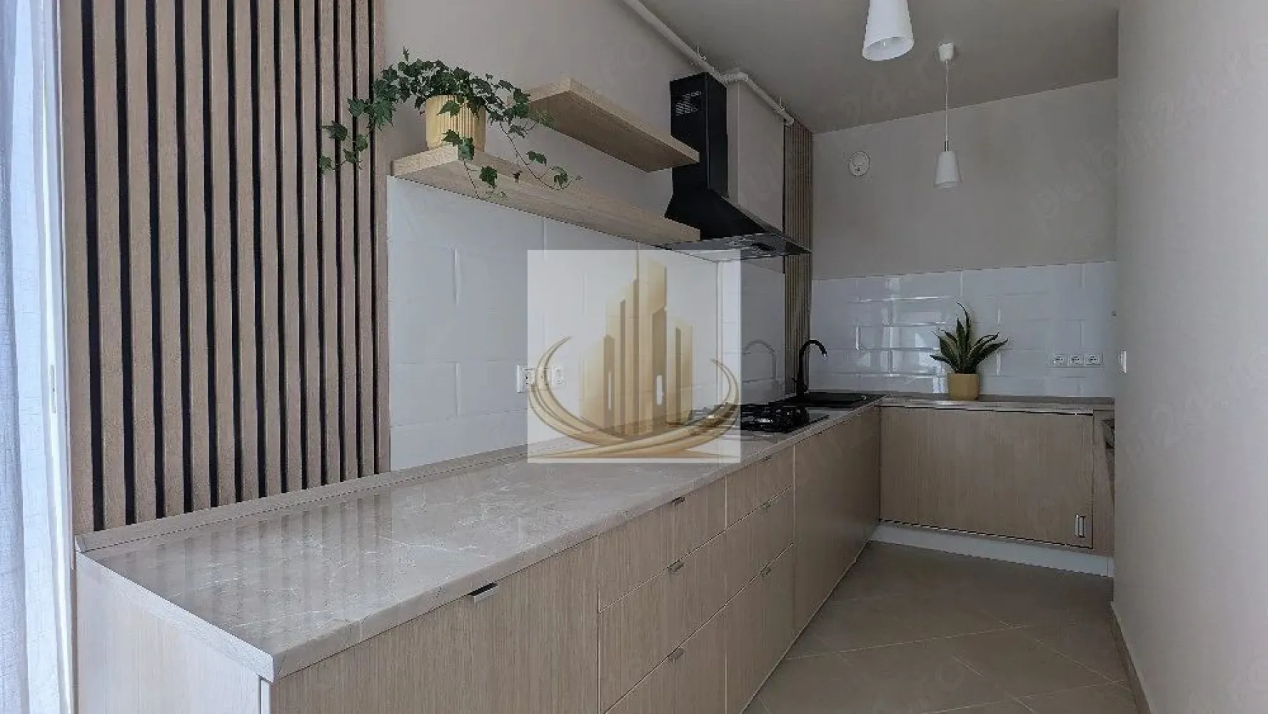 Apartament cu 3 camere, decomandat, tip Penthouse. - Apartament deosebit situat la ultimul etaj, singur pe nivel, într-un bloc cu 5 etaje, dotat cu lift, în zona Calea Aradului.

Locuința are o suprafață utilă de 100 mp și impresionează prin spațiile generoase și luminoase. Compartimentarea este practică și confortabilă: living spațios, 2 dormitoare, bucătărie, 2 băi și 3 terase separate, cu o suprafață totală de aproximativ 50 mp.

Apartamentul a fost renovat recent și se vinde complet mobilat și utilat, fiind pregătit pentru mutare imediată.

În plus, proprietatea beneficiază de o cameră de depozitare situată pe casa scării, chiar lângă lift și intrarea în apartament.

Imobilul face parte dintr-un complex rezidențial cu circuit închis, într-o zonă foarte liniștită, ferită de traficul intens. Blocul are o singură scară, doar 10 apartamente și a fost construit în anul 2010.

ID Intern: CP3082089