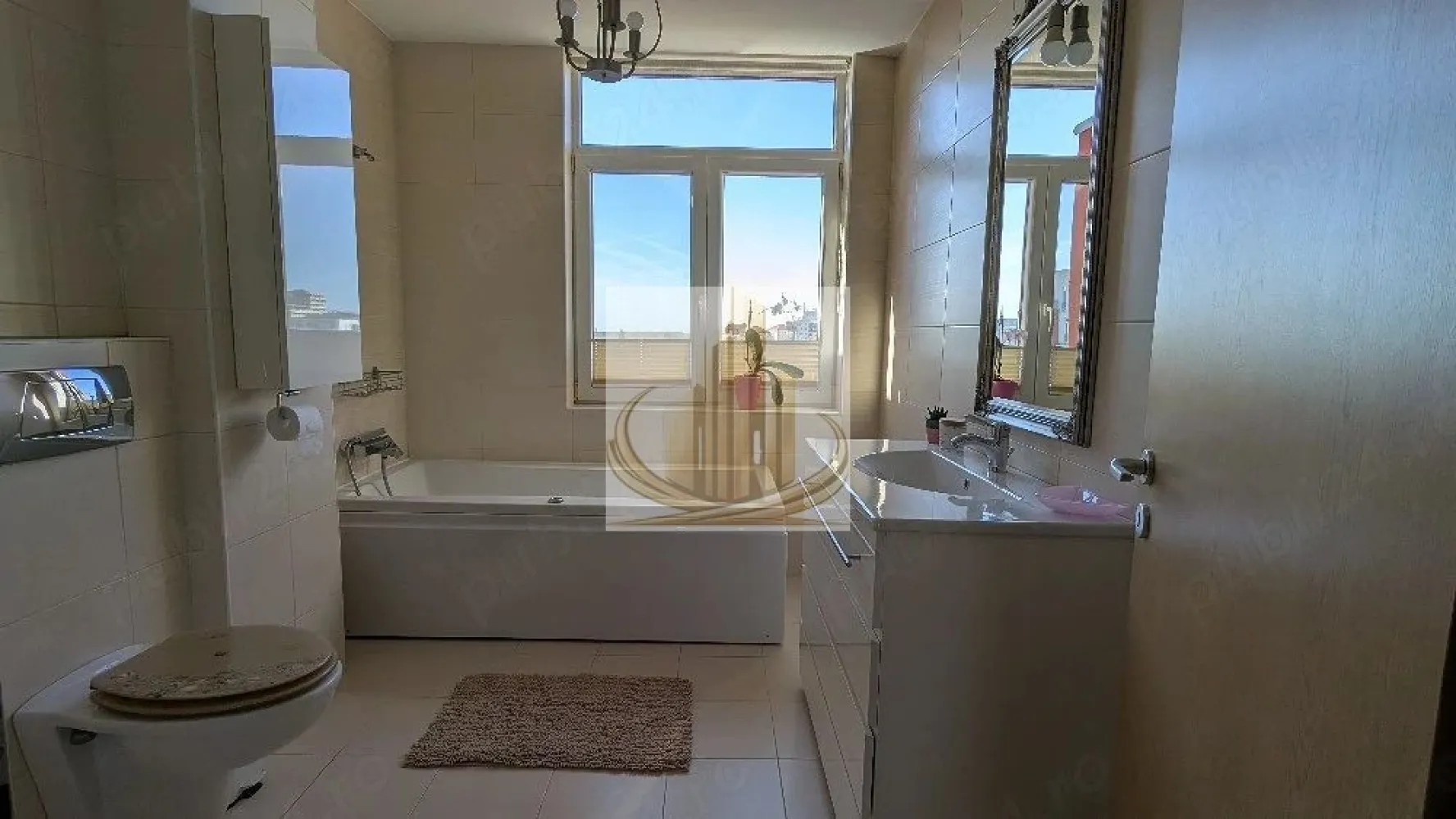Apartament cu 3 camere, decomandat, tip Penthouse. - Apartament deosebit situat la ultimul etaj, singur pe nivel, într-un bloc cu 5 etaje, dotat cu lift, în zona Calea Aradului.

Locuința are o suprafață utilă de 100 mp și impresionează prin spațiile generoase și luminoase. Compartimentarea este practică și confortabilă: living spațios, 2 dormitoare, bucătărie, 2 băi și 3 terase separate, cu o suprafață totală de aproximativ 50 mp.

Apartamentul a fost renovat recent și se vinde complet mobilat și utilat, fiind pregătit pentru mutare imediată.

În plus, proprietatea beneficiază de o cameră de depozitare situată pe casa scării, chiar lângă lift și intrarea în apartament.

Imobilul face parte dintr-un complex rezidențial cu circuit închis, într-o zonă foarte liniștită, ferită de traficul intens. Blocul are o singură scară, doar 10 apartamente și a fost construit în anul 2010.

ID Intern: CP3082089