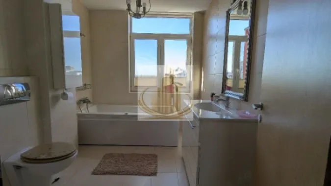 Apartament cu 3 camere, decomandat, tip Penthouse.
