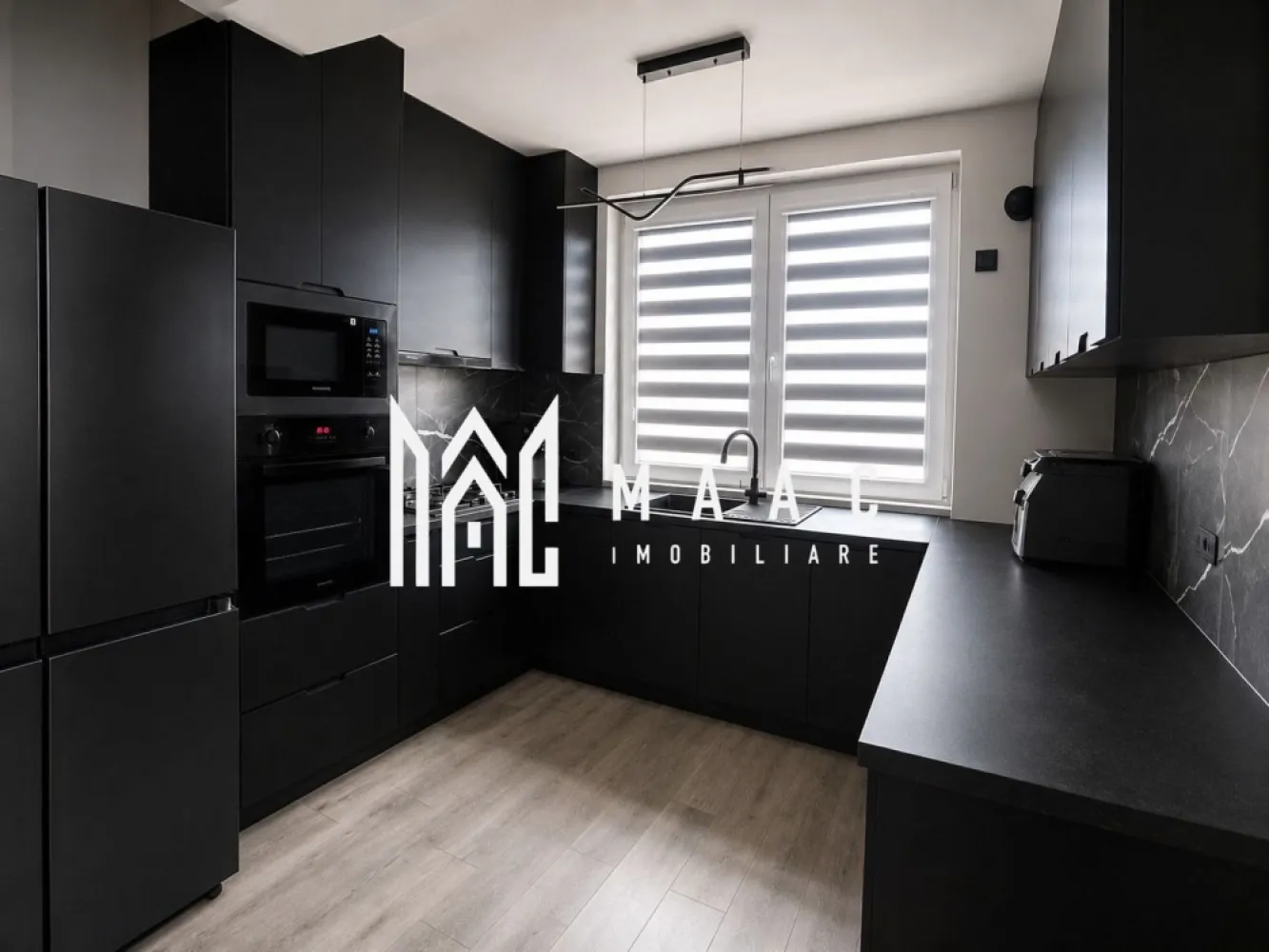 Casa 3 Camere I Modern I Curte I Loc ParcareI Calea Cinadiei - Vă prezentăm o proprietate modernă și elegantă, concepută pentru confortul unei familii care își dorește intimitate, spațiu și un stil de viață echilibrat, într-una dintre cele mai apreciate zone rezidențiale din apropierea Sibiului – Calea Cisnădiei, zona Biserica de Lemn.

Casa este dispusă pe parter și etaj, face parte dintr-un ansamblu restrâns de doar 4 locuințe înșiruite și beneficiază de un avantaj rar întâlnit: este poziționată la capătul șirului, oferind mai multă lumină naturală, intimitate și o curte considerabil mai generoasă.

Construită în anul 2025, proprietatea se predă complet mobilată și utilată, pregătită pentru mutare imediată.

Compartimentare inteligentă și spații bine definite
Parter:
Hol de acces elegant
Living generos cu bucătărie open-space și zonă de socializare
Baie
Acces direct către terasa și curtea proprietății
Etaj:
Hol și casa scării
2 dormitoare luminoase
Baie modernă
Elementele care diferențiază această proprietate:
Construcție nouă – 2025
Poziționare excelentă – ultima casă din șir
Curte proprie de aproximativ 200 mp
Terasă ideală pentru relaxare și petrecerea timpului în aer liber
Loc de parcare inclus
Amenajare modernă, complet mobilată și utilată
Spații luminoase și atmosferă aerisită

Un stil de viață complet

Curtea generoasă oferă libertatea de a crea un spațiu verde privat, o zonă de lounge, barbeque sau loc de joacă, transformând proprietatea într-un adevărat refugiu urban.

Localizare premium
Situată în zona Biserica de Lemn – Calea Cisnădiei, proprietatea beneficiază de acces rapid către Sibiu, centre comerciale, școli și facilități urbane, păstrând în același timp liniștea și atmosfera specifică unei zone rezidențiale moderne.

Această proprietate nu este doar o casă nouă, ci un spațiu gândit pentru confort, intimitate și calitate a vieții, ideal pentru cei care caută o locuință premium, complet pregătită pentru acasă din prima zi.

PEntru informati si vizionari: CP3073032