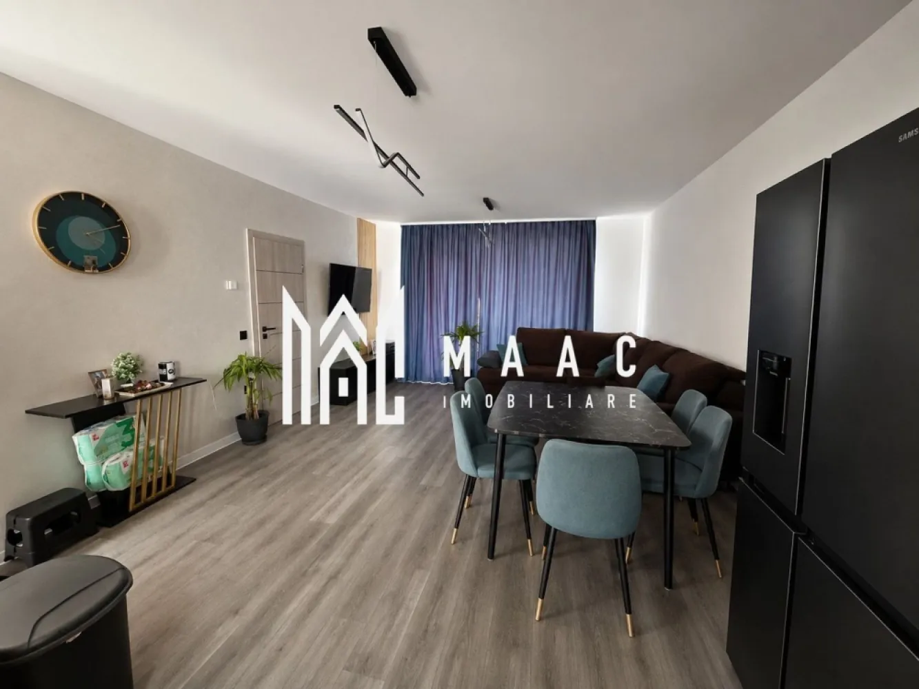 Casa 3 Camere I Modern I Curte I Loc ParcareI Calea Cinadiei - Vă prezentăm o proprietate modernă și elegantă, concepută pentru confortul unei familii care își dorește intimitate, spațiu și un stil de viață echilibrat, într-una dintre cele mai apreciate zone rezidențiale din apropierea Sibiului – Calea Cisnădiei, zona Biserica de Lemn.

Casa este dispusă pe parter și etaj, face parte dintr-un ansamblu restrâns de doar 4 locuințe înșiruite și beneficiază de un avantaj rar întâlnit: este poziționată la capătul șirului, oferind mai multă lumină naturală, intimitate și o curte considerabil mai generoasă.

Construită în anul 2025, proprietatea se predă complet mobilată și utilată, pregătită pentru mutare imediată.

Compartimentare inteligentă și spații bine definite
Parter:
Hol de acces elegant
Living generos cu bucătărie open-space și zonă de socializare
Baie
Acces direct către terasa și curtea proprietății
Etaj:
Hol și casa scării
2 dormitoare luminoase
Baie modernă
Elementele care diferențiază această proprietate:
Construcție nouă – 2025
Poziționare excelentă – ultima casă din șir
Curte proprie de aproximativ 200 mp
Terasă ideală pentru relaxare și petrecerea timpului în aer liber
Loc de parcare inclus
Amenajare modernă, complet mobilată și utilată
Spații luminoase și atmosferă aerisită

Un stil de viață complet

Curtea generoasă oferă libertatea de a crea un spațiu verde privat, o zonă de lounge, barbeque sau loc de joacă, transformând proprietatea într-un adevărat refugiu urban.

Localizare premium
Situată în zona Biserica de Lemn – Calea Cisnădiei, proprietatea beneficiază de acces rapid către Sibiu, centre comerciale, școli și facilități urbane, păstrând în același timp liniștea și atmosfera specifică unei zone rezidențiale moderne.

Această proprietate nu este doar o casă nouă, ci un spațiu gândit pentru confort, intimitate și calitate a vieții, ideal pentru cei care caută o locuință premium, complet pregătită pentru acasă din prima zi.

PEntru informati si vizionari: CP3073032