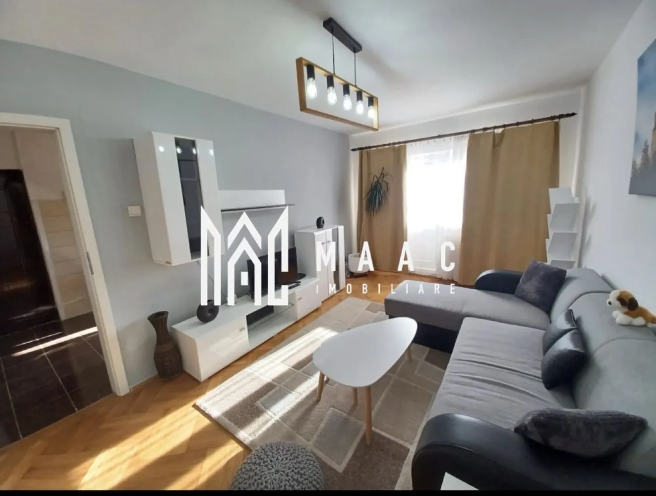 Apartament 3 camere | Etaj 1 | 70 MPU | Central - MAAC Imobiliare vă propune spre închiriere un apartament cu 3 camere, situat la etajul 1, într-o zonă liniștită din Sibiu.
Locuința este complet mobilată și utilată, fiind pregătită pentru mutare imediată.

Detalii apartament
Suprafață utilă: 70 mp
Etaj: 1
3 camere
Compartimentare practică și spațioasă
Dotări și avantaje
Complet mobilat și utilat
Spațiu generos și luminos
Zonă liniștită
Gata de locuit
Condiții închiriere
Nu se acceptă animale de companie

Pentru informații suplimentare, menționează codul ID: CP3078128