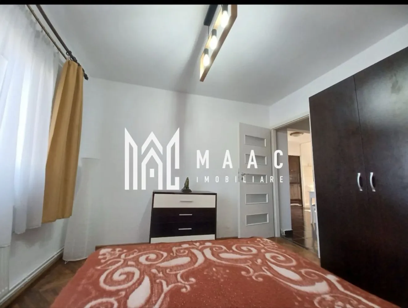 Apartament 3 camere | Etaj 1 | 70 MPU | Central - MAAC Imobiliare vă propune spre închiriere un apartament cu 3 camere, situat la etajul 1, într-o zonă liniștită din Sibiu.
Locuința este complet mobilată și utilată, fiind pregătită pentru mutare imediată.

Detalii apartament
Suprafață utilă: 70 mp
Etaj: 1
3 camere
Compartimentare practică și spațioasă
Dotări și avantaje
Complet mobilat și utilat
Spațiu generos și luminos
Zonă liniștită
Gata de locuit
Condiții închiriere
Nu se acceptă animale de companie

Pentru informații suplimentare, menționează codul ID: CP3078128