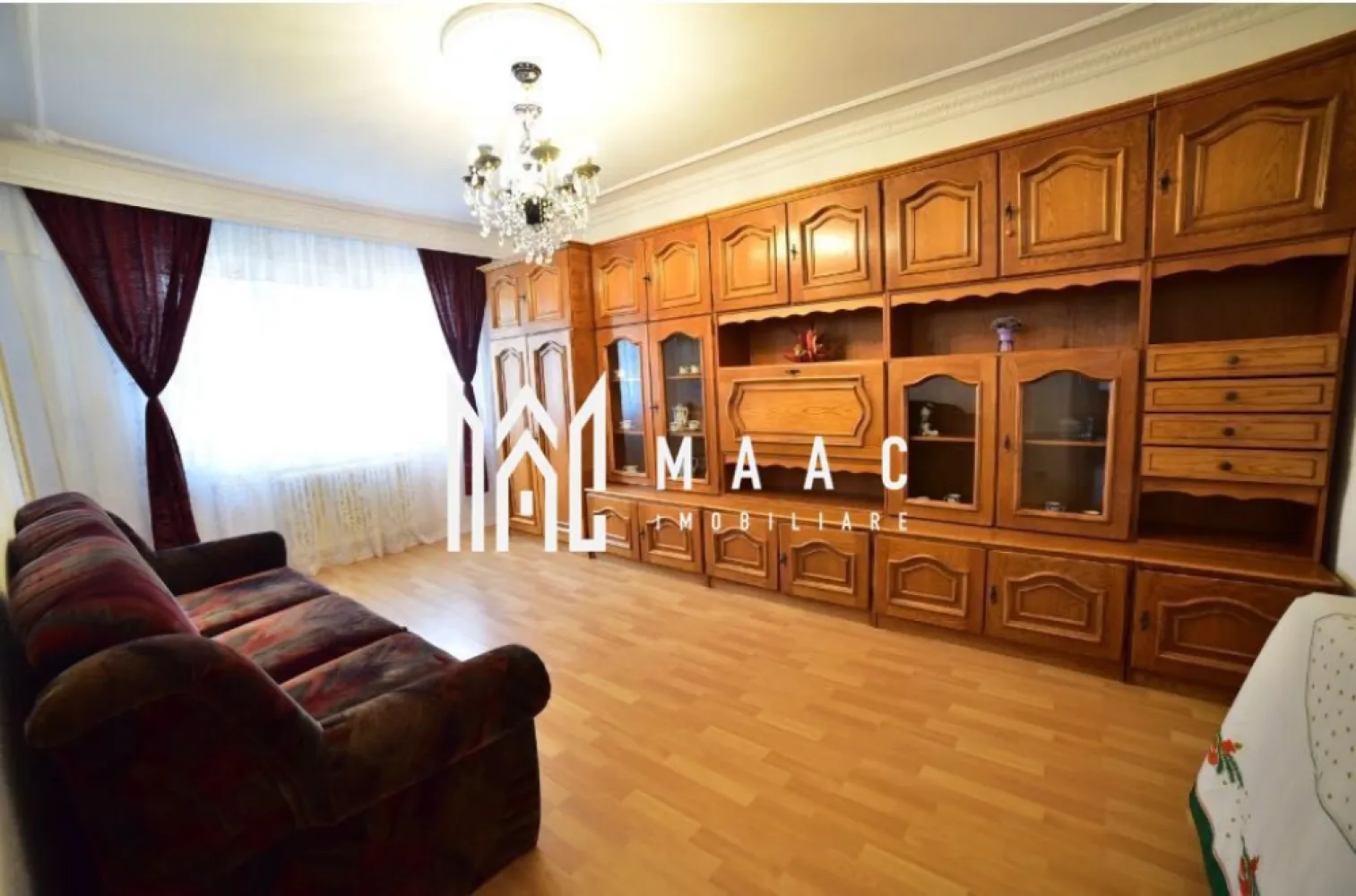 Apartament 3 Camere | 76 mp | Etaj 6/10 | Vasile Aaron - MAAC Imobiliare vă propune spre închiriere un apartament spațios și bine compartimentat, situat pe strada Iezer, într-o zonă apreciată din Sibiu, ideală pentru un stil de viață confortabil.

Locuința are o suprafață utilă de 76 mp și este amplasată la etajul 6 din 10 al unui imobil dotat cu lift, oferind o priveliște plăcută și multă lumină naturală.

Apartamentul este decomandat și dispune de:
3 camere generoase
bucătărie separată
baie
balcon

Se închiriază complet mobilat, fiind pregătit pentru mutare imediată — ideal pentru familie sau cupluri care își doresc spațiu și funcționalitate.

ZONĂ & AVANTAJE
acces facil către punctele de interes din oraș
zonă liniștită, potrivită pentru locuit
în apropiere: magazine, transport public, servicii
DE CE SĂ ALEGI ACEST APARTAMENT
suprafață generoasă (76 mp)
compartimentare decomandată
etaj intermediar cu priveliște
complet mobilat – fără investiții suplimentare

Pentru mai multe detalii și programarea unei vizionări, vă rugăm să ne contactați telefonic și să menționați ID: CP3078177