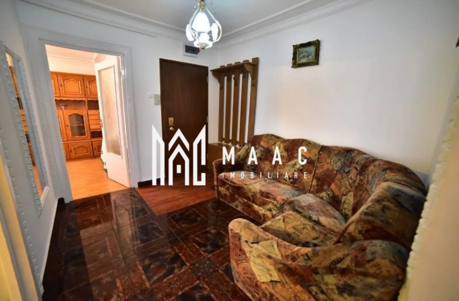 Apartament 3 Camere | 76 mp | Etaj 6/10 | Vasile Aaron - MAAC Imobiliare vă propune spre închiriere un apartament spațios și bine compartimentat, situat pe strada Iezer, într-o zonă apreciată din Sibiu, ideală pentru un stil de viață confortabil.

Locuința are o suprafață utilă de 76 mp și este amplasată la etajul 6 din 10 al unui imobil dotat cu lift, oferind o priveliște plăcută și multă lumină naturală.

Apartamentul este decomandat și dispune de:
3 camere generoase
bucătărie separată
baie
balcon

Se închiriază complet mobilat, fiind pregătit pentru mutare imediată — ideal pentru familie sau cupluri care își doresc spațiu și funcționalitate.

ZONĂ & AVANTAJE
acces facil către punctele de interes din oraș
zonă liniștită, potrivită pentru locuit
în apropiere: magazine, transport public, servicii
DE CE SĂ ALEGI ACEST APARTAMENT
suprafață generoasă (76 mp)
compartimentare decomandată
etaj intermediar cu priveliște
complet mobilat – fără investiții suplimentare

Pentru mai multe detalii și programarea unei vizionări, vă rugăm să ne contactați telefonic și să menționați ID: CP3078177