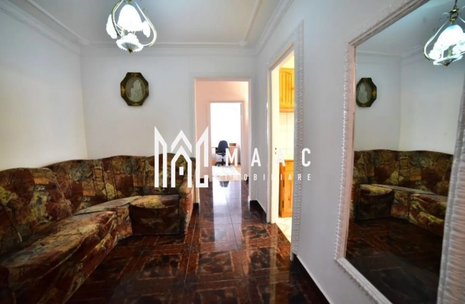 Apartament 3 Camere | 76 mp | Etaj 6/10 | Vasile Aaron - MAAC Imobiliare vă propune spre închiriere un apartament spațios și bine compartimentat, situat pe strada Iezer, într-o zonă apreciată din Sibiu, ideală pentru un stil de viață confortabil.

Locuința are o suprafață utilă de 76 mp și este amplasată la etajul 6 din 10 al unui imobil dotat cu lift, oferind o priveliște plăcută și multă lumină naturală.

Apartamentul este decomandat și dispune de:
3 camere generoase
bucătărie separată
baie
balcon

Se închiriază complet mobilat, fiind pregătit pentru mutare imediată — ideal pentru familie sau cupluri care își doresc spațiu și funcționalitate.

ZONĂ & AVANTAJE
acces facil către punctele de interes din oraș
zonă liniștită, potrivită pentru locuit
în apropiere: magazine, transport public, servicii
DE CE SĂ ALEGI ACEST APARTAMENT
suprafață generoasă (76 mp)
compartimentare decomandată
etaj intermediar cu priveliște
complet mobilat – fără investiții suplimentare

Pentru mai multe detalii și programarea unei vizionări, vă rugăm să ne contactați telefonic și să menționați ID: CP3078177