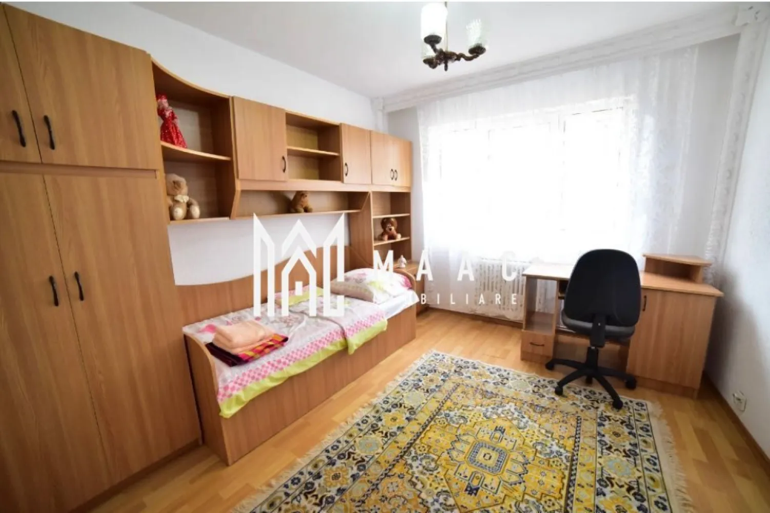 Apartament 3 Camere | 76 mp | Etaj 6/10 | Vasile Aaron - MAAC Imobiliare vă propune spre închiriere un apartament spațios și bine compartimentat, situat pe strada Iezer, într-o zonă apreciată din Sibiu, ideală pentru un stil de viață confortabil.

Locuința are o suprafață utilă de 76 mp și este amplasată la etajul 6 din 10 al unui imobil dotat cu lift, oferind o priveliște plăcută și multă lumină naturală.

Apartamentul este decomandat și dispune de:
3 camere generoase
bucătărie separată
baie
balcon

Se închiriază complet mobilat, fiind pregătit pentru mutare imediată — ideal pentru familie sau cupluri care își doresc spațiu și funcționalitate.

ZONĂ & AVANTAJE
acces facil către punctele de interes din oraș
zonă liniștită, potrivită pentru locuit
în apropiere: magazine, transport public, servicii
DE CE SĂ ALEGI ACEST APARTAMENT
suprafață generoasă (76 mp)
compartimentare decomandată
etaj intermediar cu priveliște
complet mobilat – fără investiții suplimentare

Pentru mai multe detalii și programarea unei vizionări, vă rugăm să ne contactați telefonic și să menționați ID: CP3078177