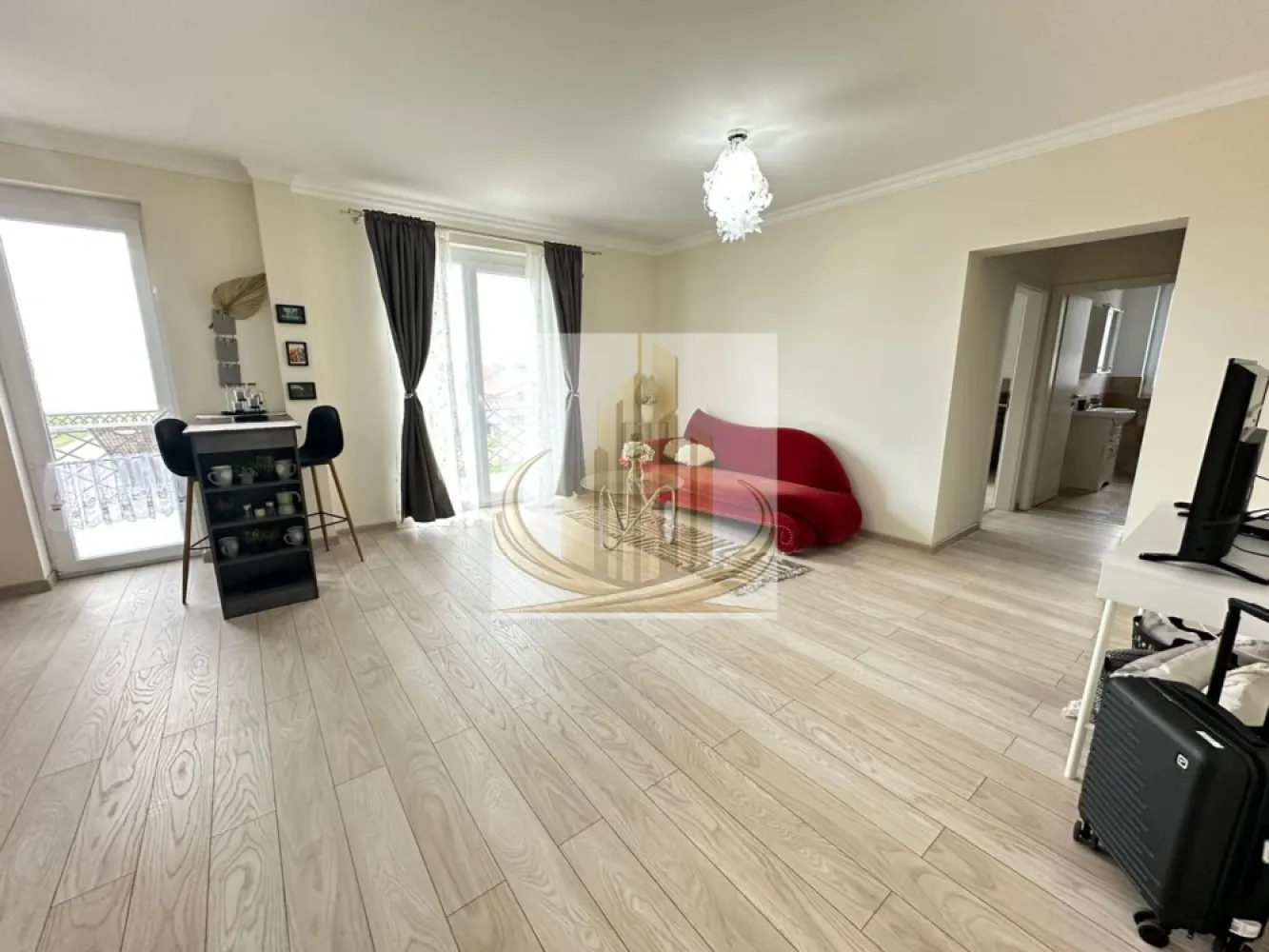 Exclusivitate | Apartament Premium 2 Camere cu Parcare Inclusă - Grand Mobilis Imobiliare vă propune spre vânzare, în regim de exclusivitate, un apartament elegant cu 2 camere, situat la etajul 2 al unui imobil modern cu regim redus de înălțime (P+3), ideal pentru cei care caută confort, liniște și finisaje de calitate superioară.

Cu o suprafață utilă de 54 mp, apartamentul este compartimentat semidecomandat și oferă un spațiu aerisit și luminos, datorită orientării excelente și faptului că nu există clădiri în față.

Compartimentare

✔️ Living generos cu bucătărie open-space
✔️ Dormitor spațios
✔️ Baie modernă
✔️ Balcon de aproximativ 6 mp
✔️ Apartament parțial mobilat

Finisaje & dotări premium
Travertin natural
Parchet laminat premium de 12 mm
Tâmplărie Salamander cu 7 camere
Izolație exterioară cu polistiren de 10 cm
Centrală termică smart Ariston
Finisaje moderne și atent alese
Avantaje suplimentare

✔️ Acces auto securizat cu barieră
✔️ Loc de parcare înscris în CF inclus în preț
✔️ Imobil modern și bine întreținut
✔️ Zonă liniștită, cu vedere deschisă și lumină naturală din abundență

Un apartament ideal atât pentru locuință personală, cât și pentru investiție, ce oferă un echilibru perfect între confort, eficiență și eleganță.

📞 Pentru detalii suplimentare și programarea unei vizionări, echipa Grand Mobilis Imobiliare vă stă la dispoziție.