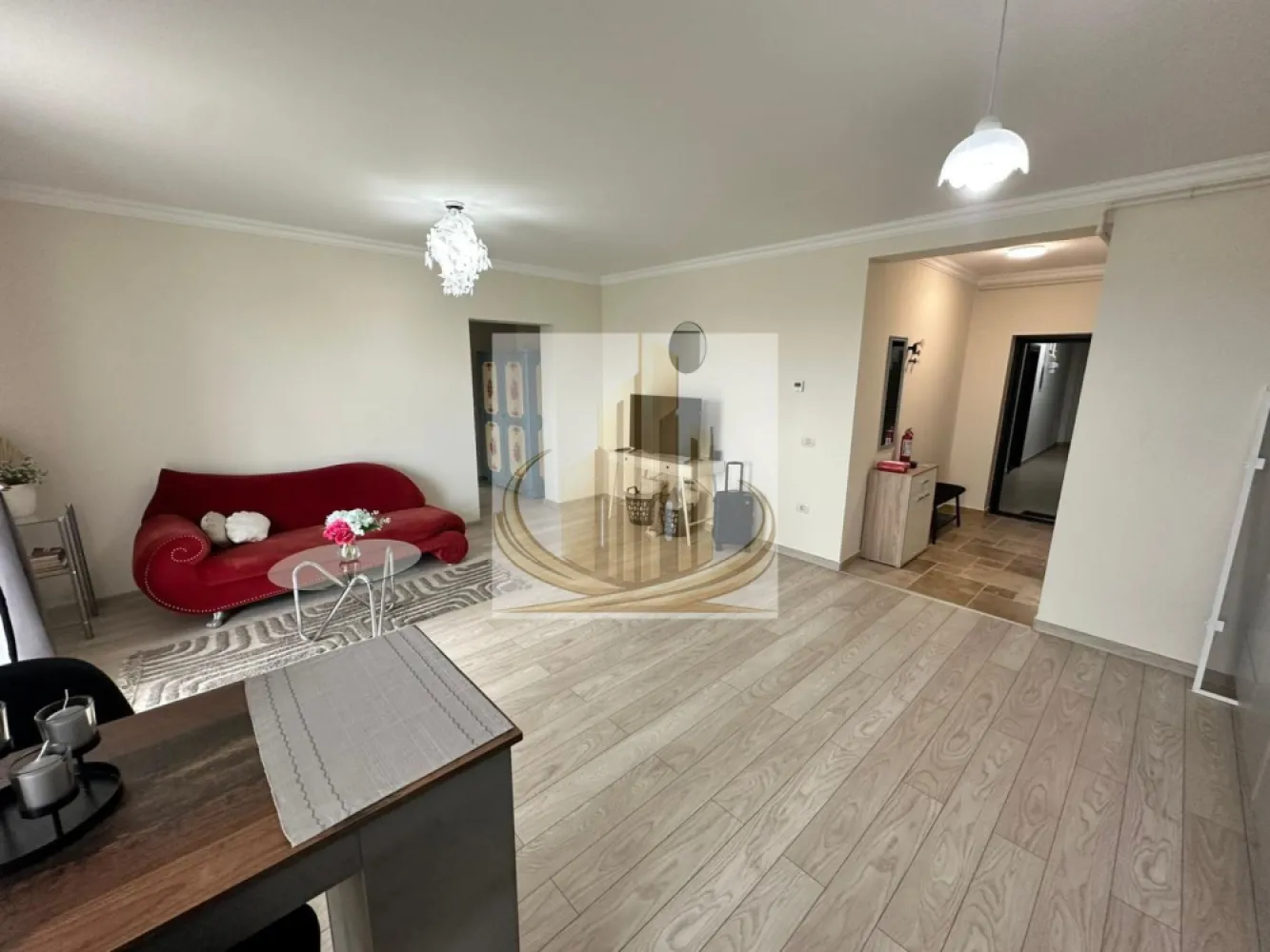 Exclusivitate | Apartament Premium 2 Camere cu Parcare Inclusă - Grand Mobilis Imobiliare vă propune spre vânzare, în regim de exclusivitate, un apartament elegant cu 2 camere, situat la etajul 2 al unui imobil modern cu regim redus de înălțime (P+3), ideal pentru cei care caută confort, liniște și finisaje de calitate superioară.

Cu o suprafață utilă de 54 mp, apartamentul este compartimentat semidecomandat și oferă un spațiu aerisit și luminos, datorită orientării excelente și faptului că nu există clădiri în față.

Compartimentare

✔️ Living generos cu bucătărie open-space
✔️ Dormitor spațios
✔️ Baie modernă
✔️ Balcon de aproximativ 6 mp
✔️ Apartament parțial mobilat

Finisaje & dotări premium
Travertin natural
Parchet laminat premium de 12 mm
Tâmplărie Salamander cu 7 camere
Izolație exterioară cu polistiren de 10 cm
Centrală termică smart Ariston
Finisaje moderne și atent alese
Avantaje suplimentare

✔️ Acces auto securizat cu barieră
✔️ Loc de parcare înscris în CF inclus în preț
✔️ Imobil modern și bine întreținut
✔️ Zonă liniștită, cu vedere deschisă și lumină naturală din abundență

Un apartament ideal atât pentru locuință personală, cât și pentru investiție, ce oferă un echilibru perfect între confort, eficiență și eleganță.

📞 Pentru detalii suplimentare și programarea unei vizionări, echipa Grand Mobilis Imobiliare vă stă la dispoziție.