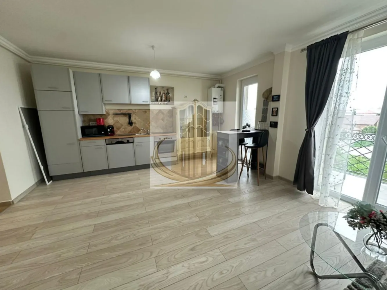 Exclusivitate | Apartament Premium 2 Camere cu Parcare Inclusă - Grand Mobilis Imobiliare vă propune spre vânzare, în regim de exclusivitate, un apartament elegant cu 2 camere, situat la etajul 2 al unui imobil modern cu regim redus de înălțime (P+3), ideal pentru cei care caută confort, liniște și finisaje de calitate superioară.

Cu o suprafață utilă de 54 mp, apartamentul este compartimentat semidecomandat și oferă un spațiu aerisit și luminos, datorită orientării excelente și faptului că nu există clădiri în față.

Compartimentare

✔️ Living generos cu bucătărie open-space
✔️ Dormitor spațios
✔️ Baie modernă
✔️ Balcon de aproximativ 6 mp
✔️ Apartament parțial mobilat

Finisaje & dotări premium
Travertin natural
Parchet laminat premium de 12 mm
Tâmplărie Salamander cu 7 camere
Izolație exterioară cu polistiren de 10 cm
Centrală termică smart Ariston
Finisaje moderne și atent alese
Avantaje suplimentare

✔️ Acces auto securizat cu barieră
✔️ Loc de parcare înscris în CF inclus în preț
✔️ Imobil modern și bine întreținut
✔️ Zonă liniștită, cu vedere deschisă și lumină naturală din abundență

Un apartament ideal atât pentru locuință personală, cât și pentru investiție, ce oferă un echilibru perfect între confort, eficiență și eleganță.

📞 Pentru detalii suplimentare și programarea unei vizionări, echipa Grand Mobilis Imobiliare vă stă la dispoziție.