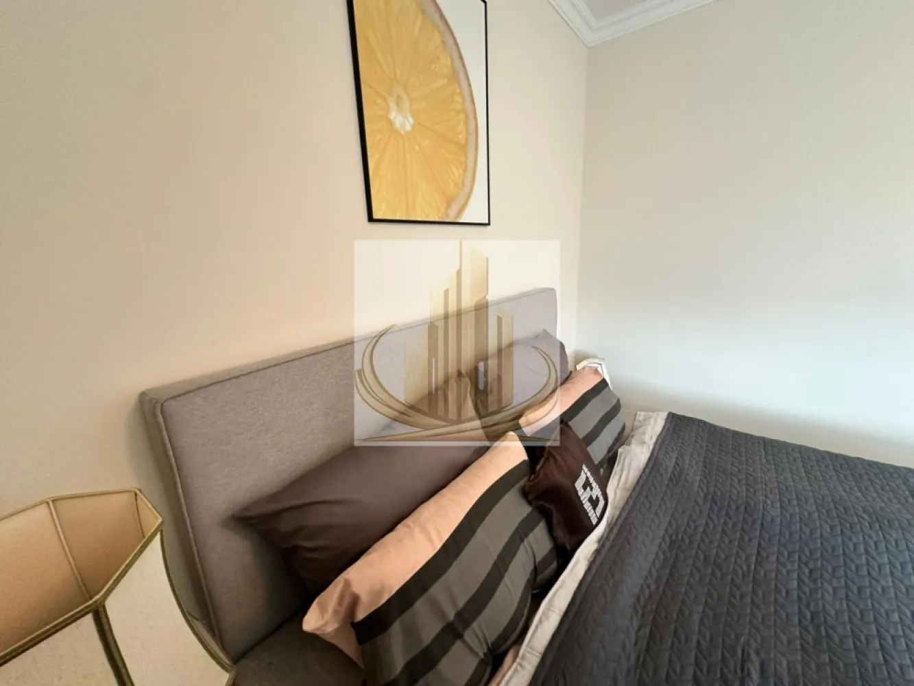 Exclusivitate | Apartament Premium 2 Camere cu Parcare Inclusă - Grand Mobilis Imobiliare vă propune spre vânzare, în regim de exclusivitate, un apartament elegant cu 2 camere, situat la etajul 2 al unui imobil modern cu regim redus de înălțime (P+3), ideal pentru cei care caută confort, liniște și finisaje de calitate superioară.

Cu o suprafață utilă de 54 mp, apartamentul este compartimentat semidecomandat și oferă un spațiu aerisit și luminos, datorită orientării excelente și faptului că nu există clădiri în față.

Compartimentare

✔️ Living generos cu bucătărie open-space
✔️ Dormitor spațios
✔️ Baie modernă
✔️ Balcon de aproximativ 6 mp
✔️ Apartament parțial mobilat

Finisaje & dotări premium
Travertin natural
Parchet laminat premium de 12 mm
Tâmplărie Salamander cu 7 camere
Izolație exterioară cu polistiren de 10 cm
Centrală termică smart Ariston
Finisaje moderne și atent alese
Avantaje suplimentare

✔️ Acces auto securizat cu barieră
✔️ Loc de parcare înscris în CF inclus în preț
✔️ Imobil modern și bine întreținut
✔️ Zonă liniștită, cu vedere deschisă și lumină naturală din abundență

Un apartament ideal atât pentru locuință personală, cât și pentru investiție, ce oferă un echilibru perfect între confort, eficiență și eleganță.

📞 Pentru detalii suplimentare și programarea unei vizionări, echipa Grand Mobilis Imobiliare vă stă la dispoziție.
