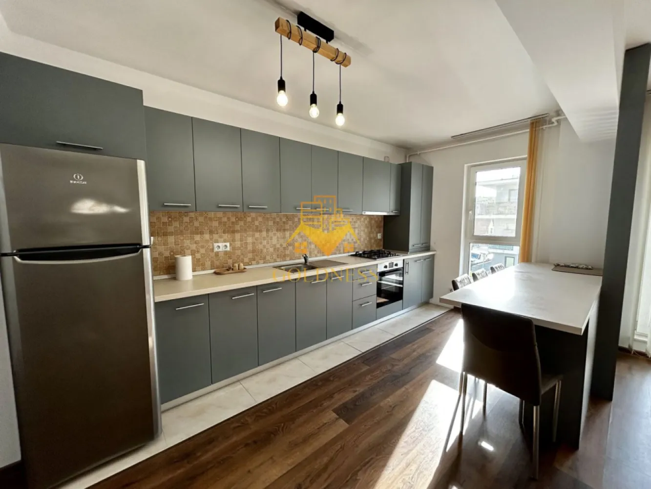 2 camere open space, Storia Cucina, Parcare, Zona Eroilor, Floresti - GOLDNESS Imobiliare vă propune spre închiriere un apartament cu 2 camere complet mobilat și utilat, la etajul 2 într-un imobil de 4 etaje, în Floresti.
Dispune de un loc de parcare!
Se află în apropierea stațiilor de transport în comun, magazine, restaurante, spații verzi, farmacii, etc. 

Apartamentul este compartimentat astfel:
 - dormitor cu pat matrimonial, dressing, noptiere
 - living cu bucatarie open space complet utilată și mobilată, canapea extensibilă, loc de servit masa 
 - baie cu cada, calorifer port prosop și dulap pentru depozitare.
 - terasa de 7 mp

Imobilul este dotat cu toate cele necesare- centrală proprie, frigider, aragaz, hotă, mașină de spălat haine, etc. 

Dacă sunteți interesați de acest apartament și doriți să îl vizionați, dar și pentru alte oferte nu ezitați să ne contactați telefonic sau prin e-mail. Vă stăm la dispoziție!
Pentru intermediere se percepe un comision de 50% din prețul chiriei!
