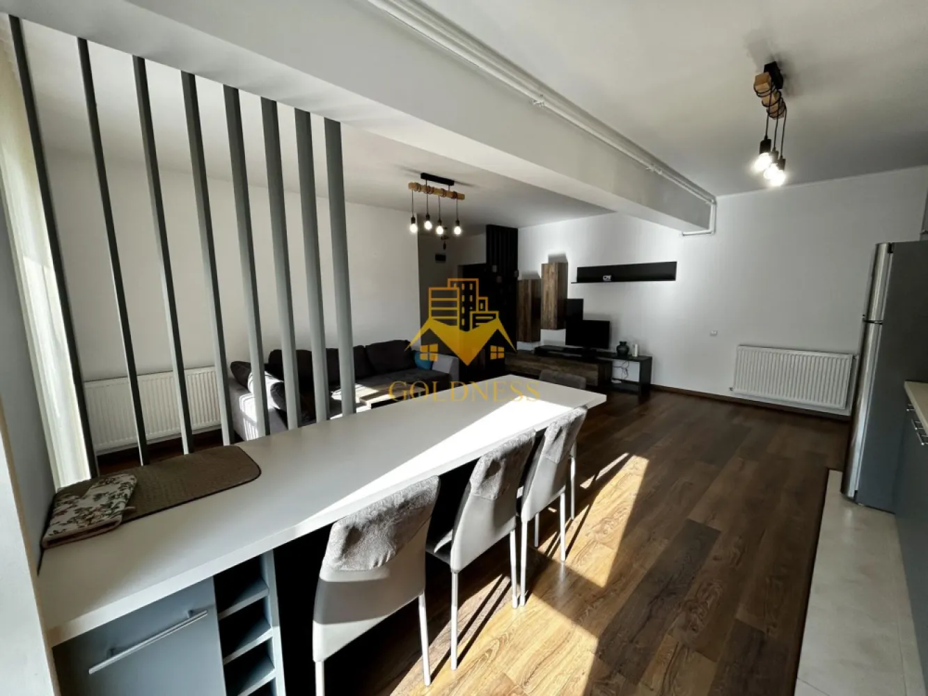 2 camere open space, Storia Cucina, Parcare, Zona Eroilor, Floresti - GOLDNESS Imobiliare vă propune spre închiriere un apartament cu 2 camere complet mobilat și utilat, la etajul 2 într-un imobil de 4 etaje, în Floresti.
Dispune de un loc de parcare!
Se află în apropierea stațiilor de transport în comun, magazine, restaurante, spații verzi, farmacii, etc. 

Apartamentul este compartimentat astfel:
 - dormitor cu pat matrimonial, dressing, noptiere
 - living cu bucatarie open space complet utilată și mobilată, canapea extensibilă, loc de servit masa 
 - baie cu cada, calorifer port prosop și dulap pentru depozitare.
 - terasa de 7 mp

Imobilul este dotat cu toate cele necesare- centrală proprie, frigider, aragaz, hotă, mașină de spălat haine, etc. 

Dacă sunteți interesați de acest apartament și doriți să îl vizionați, dar și pentru alte oferte nu ezitați să ne contactați telefonic sau prin e-mail. Vă stăm la dispoziție!
Pentru intermediere se percepe un comision de 50% din prețul chiriei!