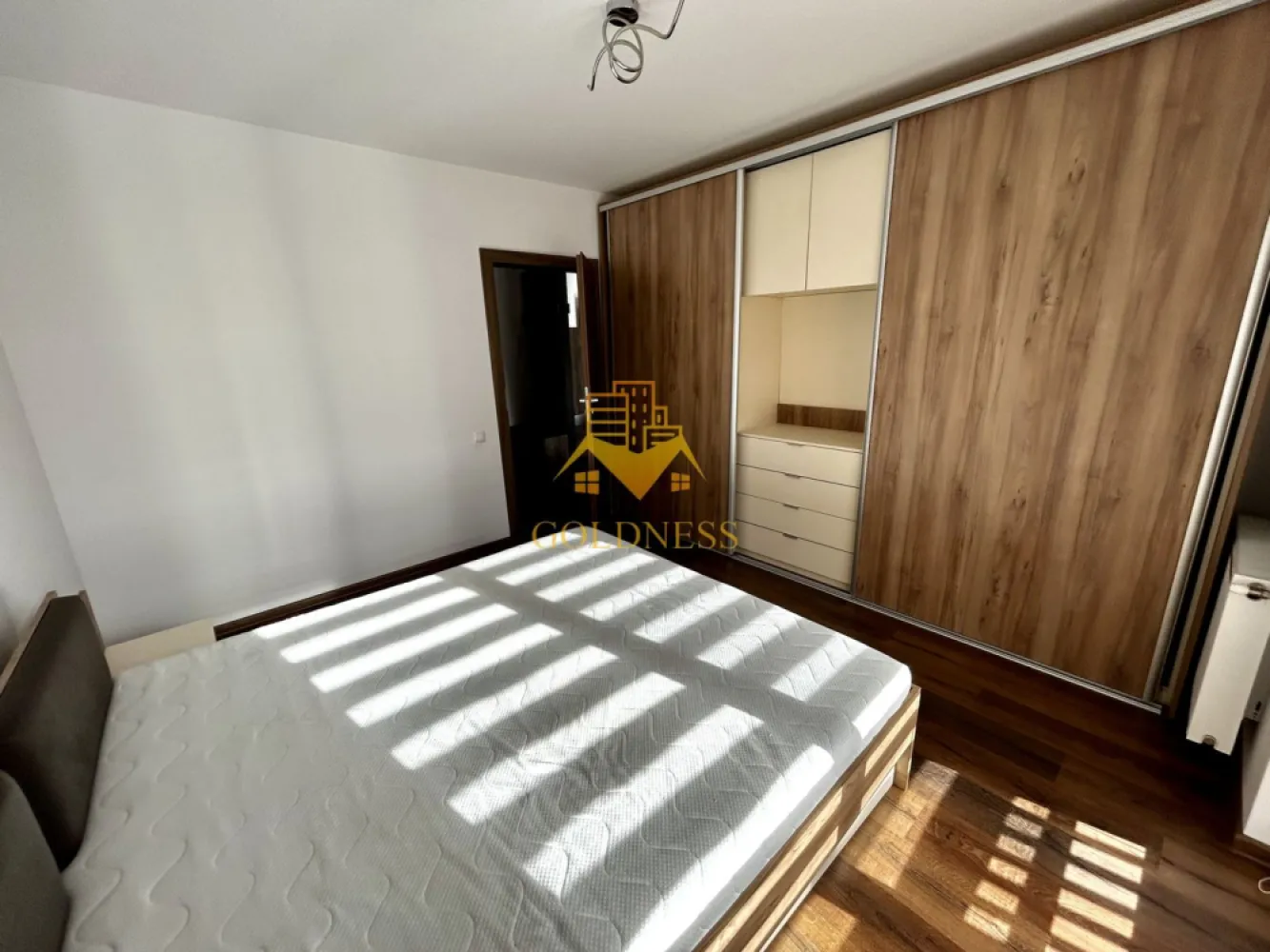 2 camere open space, Storia Cucina, Parcare, Zona Eroilor, Floresti - GOLDNESS Imobiliare vă propune spre închiriere un apartament cu 2 camere complet mobilat și utilat, la etajul 2 într-un imobil de 4 etaje, în Floresti.
Dispune de un loc de parcare!
Se află în apropierea stațiilor de transport în comun, magazine, restaurante, spații verzi, farmacii, etc. 

Apartamentul este compartimentat astfel:
 - dormitor cu pat matrimonial, dressing, noptiere
 - living cu bucatarie open space complet utilată și mobilată, canapea extensibilă, loc de servit masa 
 - baie cu cada, calorifer port prosop și dulap pentru depozitare.
 - terasa de 7 mp

Imobilul este dotat cu toate cele necesare- centrală proprie, frigider, aragaz, hotă, mașină de spălat haine, etc. 

Dacă sunteți interesați de acest apartament și doriți să îl vizionați, dar și pentru alte oferte nu ezitați să ne contactați telefonic sau prin e-mail. Vă stăm la dispoziție!
Pentru intermediere se percepe un comision de 50% din prețul chiriei!