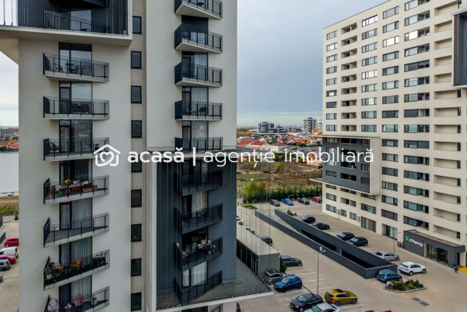 Apartament Nou de Vânzare în Ansamblul Rezidențial X City, Timișoara! - Descoperă exclusivismul și confortul unui stil de viață modern în inima unei zone noi și vibrante!
Apartament de vânzare direct de la dezvoltator, comision 0%!
Prețul apartamentului este 108.715 euro + TVA 21%. Apartamentul include un loc de parcare.
🔑 Caracteristici principale:

Apartament Eficient Energetic: Beneficiază de un consum mic de energie, ideal pentru un trai sustenabil și economii pe termen lung.
Design Modern: Spații luminoase și bine compartimentate, perfect adaptate nevoilor tale.
Locație Premium: Situat într-un ansamblu rezidențial deosebit, cu acces facil la toate facilitățile necesare.
Fie că ești în căutarea unei locuințe pentru tine sau a unei investiții inteligente, acest apartament este alegerea perfectă!
Apartamentul prezentat are termen de predare luna martie 2026, iar pozele sunt cu titlu informativ, fiind preluate de la apartamentele finalizate și finisate din complex. 

📞 Contactează-mă pentru mai multe detalii și pentru a programa o vizionare la 0724 694 458 Dorel Vereș! Nu rata ocazia de a face parte din comunitatea X City!

Împreună, construim viitorul tău! 🏡✨