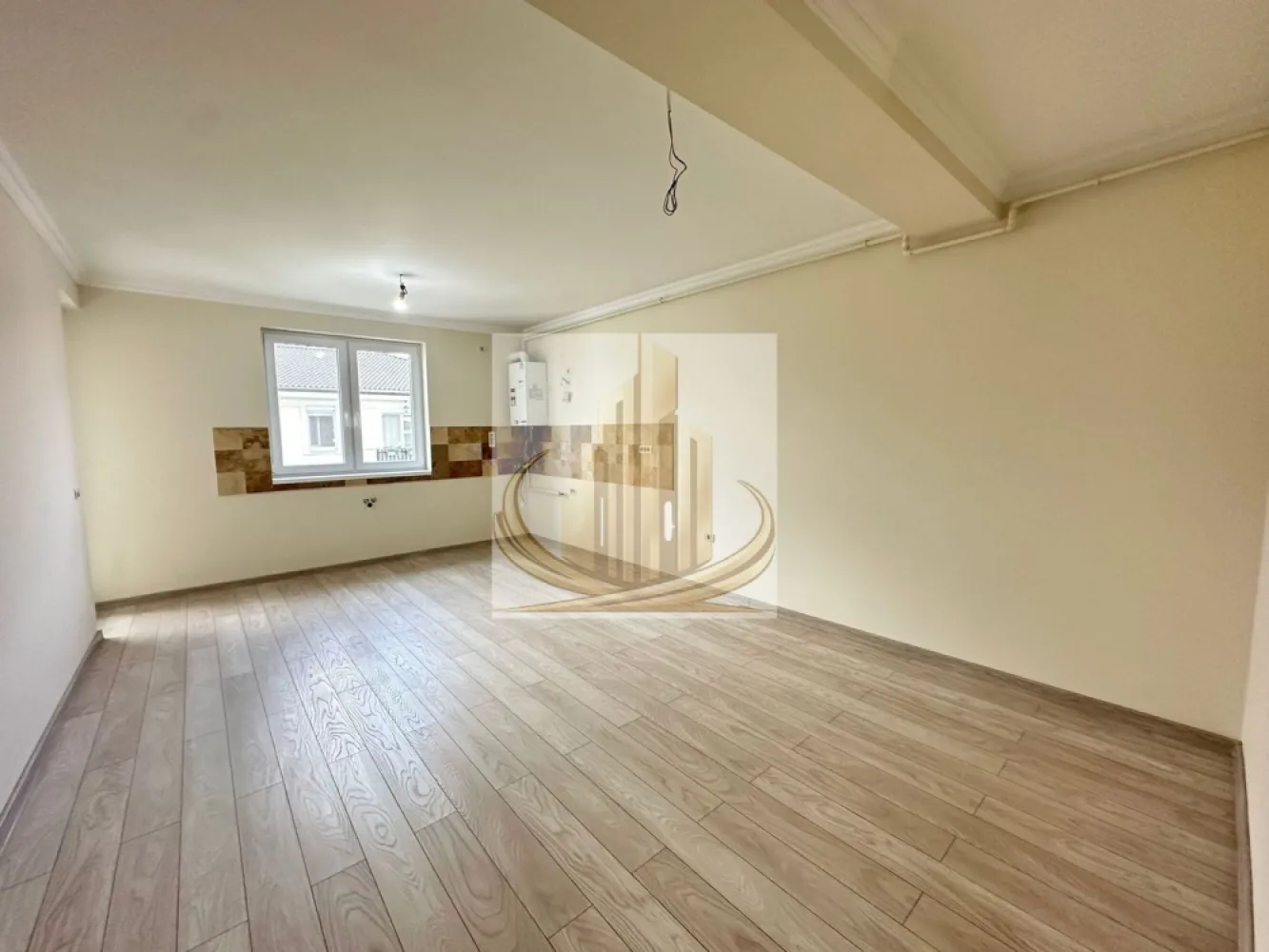 2 Camere | Finisaje High-End | Giroc– Zona Hotel IQ, ideal Investitie - Grand Mobilis Imobiliare vă propune spre vânzare un apartament deosebit cu 2 camere, situat în Giroc, într-un ansamblu rezidențial modern construit în anul 2022, într-o zonă liniștită, dar excelent conectată cu orașul.

Proprietatea se remarcă prin amenajarea realizată cu mult bun gust, atenția la detalii și materialele premium folosite, fiind ideală pentru persoanele care își doresc confort, calitate și o locuință gata de mutare.

📐 Detalii proprietate:
Apartament cu 2 camere
Etaj: 3 din 3 
Bloc nou – construcție 2022
Bloc cu acoperis si pod
Loc de parcare înscris în CF
Acces în parcarea ansamblului prin barieră cu telecomandă

🏡 Compartimentare:
Living luminos cu bucătărie open-space
Dormitor spațios
Baie
Hol
Balcon generos, cu acces atât din living, cât și din dormitor

🏢 Finisaje & dotări:
Încălzire în pardoseală prin centrală proprie
Costuri foarte reduse de întreținere datorită construcției eficiente energetic
Finisaje premium:
travertin pe pardoseală și pereți
tâmplărie Salamander 82 mm, 7 camere
geamuri tripan
Apartament amenajat modern, cu accent pe confort și calitate

👉 Ansamblul rezidențial este foarte frumos amenajat, cu spații verzi și plante ornamentale, oferind un ambient liniștit și plăcut.

📍 Locație – unul dintre marile avantaje:
Ansamblul este situat la asfalt
La doar câteva minute de zona Hotel IQ și centrul comercial din Giroc
În imediata apropiere:
Lidl, Mega Image și alte magazine
farmacii, brutării, sală de sport
restaurante și cafenele
facilități sportive:
terenuri de fotbal
terenuri de tenis
terenuri de volei pe nisip

👉 Zonă liniștită, dar foarte bine conectată:

acces rapid către Calea Girocului și Spitalul Județean
aproximativ 10 minute până la centura ocolitoare
10 minute până la Complexul Studențesc

💼 Potrivit pentru:
✔️ Cupluri sau familii care caută finisaje premium și confort superior într-o zonă liniștită
✔️ Studenți sau medici rezidenți, datorită proximității față de Complexul Studențesc și Spitalul Județean
✔️ Investiție excelentă, având în vedere randamentul ridicat de închiriere din zonă și poziționarea foarte bună

📞 Pentru mai multe informații și programarea unei vizionări, echipa Grand Mobilis Imobiliare vă stă la dispoziție! 
ID Intern: CP3082019