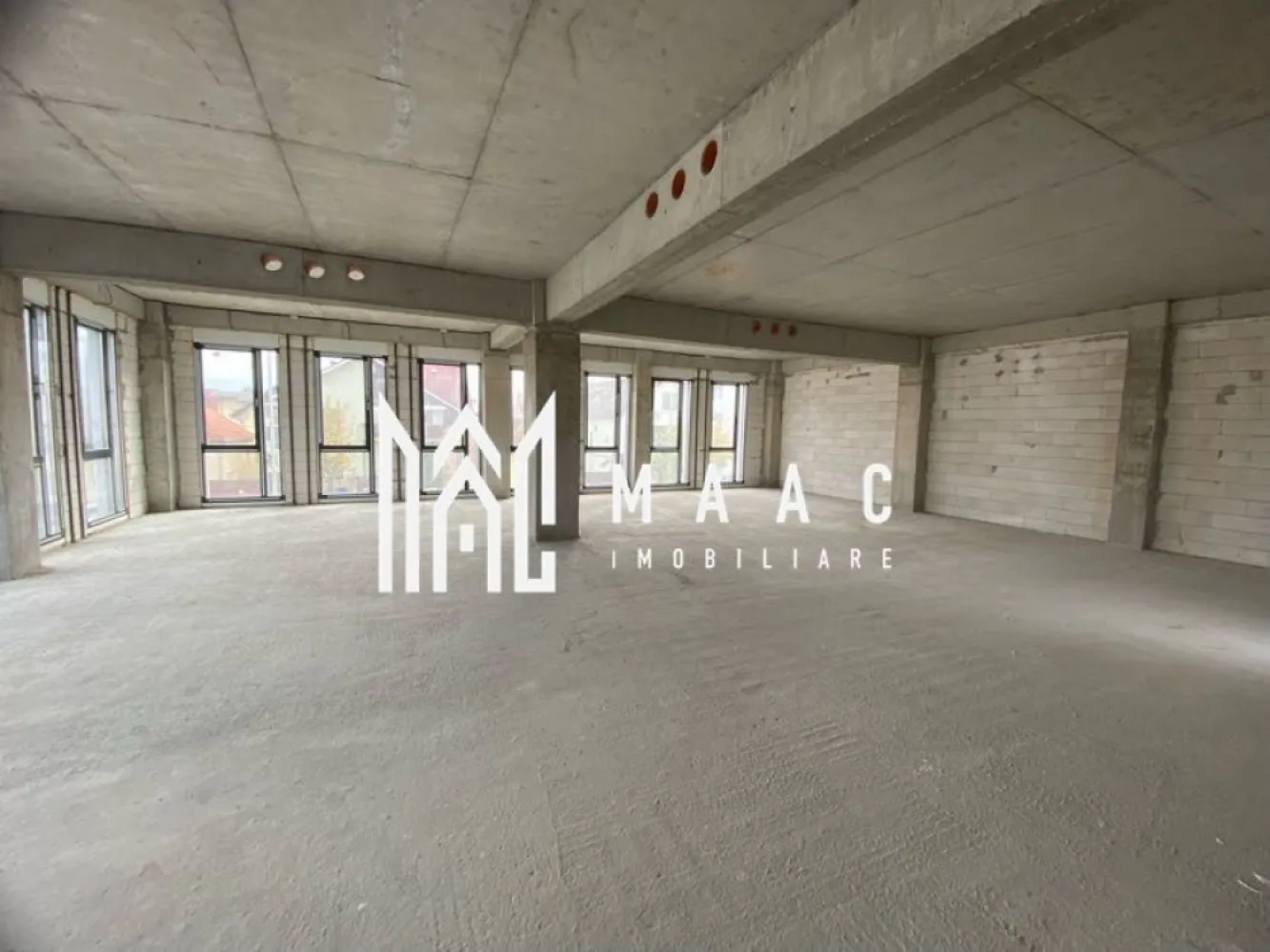 Spatiu birouri | Etaj 1 sau Etaj 2| Suprafata 157 mp | Sibiu - Descriere: Suprafață utilă pentru un singur nivel: 157 mp Stadiu: Predare la cheie cu incalzire in pardoseala Facilități: 5 locuri parcare supraterane, 9 locuri parcare subterane Poate fi închiriat impreuna cu etajul 2 sau separat. Avantaje: Parcare privată: Garaj subteran și locuri supraterane Proximitate: Zona de business, Parcul Sub Arini, clinici, notariate, agenții bancare Pozitionare excelentă: Colț, vizibilitate maximă, expunere la trafic intens Ideală pentru companii ce caută un sediu modern și funcțional într-o locație strategică. Pentru mai multe informații sau pentru a programa o vizionare, nu ezitați să ne contactați, specificand ID CP1870835. }}