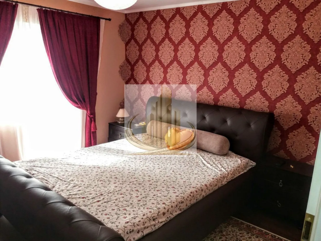 Apartament 3 camere 77mp Lipovei - Grand Mobilis Imobiliare va propune 

Apartament situat în zona Lipovei, la etajul 2, cu 3 camere și 2 băi, complet decomandat. Imobilul are o suprafață de 77 mp și dispune de boxă la subsolul blocului.

Blocul este izolat termic, iar balcoanele sunt închise cu geam termopan. Apartamentul beneficiază de centrală proprie, bucătărie spațioasă și se predă complet mobilat și utilat, fiind ideal atât pentru locuit, cât și pentru investiție.

Locuința este amplasată într-o zonă foarte bună, în apropiere de magazine, școli și mijloace de transport în comun, oferind acces facil către principalele puncte de interes ale orașului.

ID Intern CP3082278
