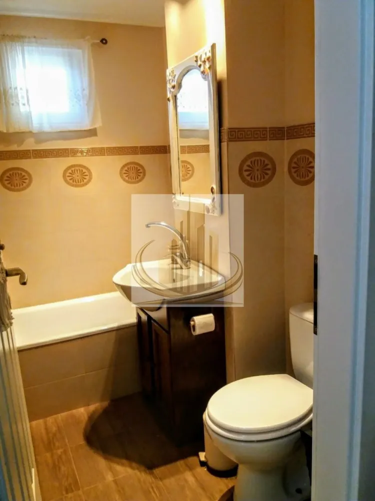 Apartament 3 camere 77mp Lipovei - Grand Mobilis Imobiliare va propune 

Apartament situat în zona Lipovei, la etajul 2, cu 3 camere și 2 băi, complet decomandat. Imobilul are o suprafață de 77 mp și dispune de boxă la subsolul blocului.

Blocul este izolat termic, iar balcoanele sunt închise cu geam termopan. Apartamentul beneficiază de centrală proprie, bucătărie spațioasă și se predă complet mobilat și utilat, fiind ideal atât pentru locuit, cât și pentru investiție.

Locuința este amplasată într-o zonă foarte bună, în apropiere de magazine, școli și mijloace de transport în comun, oferind acces facil către principalele puncte de interes ale orașului.

ID Intern CP3082278