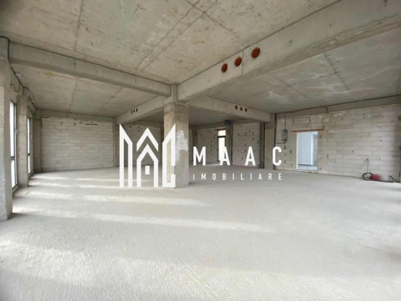 Spatiu birouri | Etaj 1 sau Etaj 2| Suprafata 157 mp | Sibiu - Descriere: Suprafață utilă pentru un singur nivel: 157 mp Stadiu: Predare la cheie cu incalzire in pardoseala Facilități: 5 locuri parcare supraterane, 9 locuri parcare subterane Poate fi închiriat impreuna cu etajul 2 sau separat. Avantaje: Parcare privată: Garaj subteran și locuri supraterane Proximitate: Zona de business, Parcul Sub Arini, clinici, notariate, agenții bancare Pozitionare excelentă: Colț, vizibilitate maximă, expunere la trafic intens Ideală pentru companii ce caută un sediu modern și funcțional într-o locație strategică. Pentru mai multe informații sau pentru a programa o vizionare, nu ezitați să ne contactați, specificand ID CP1870835. }}