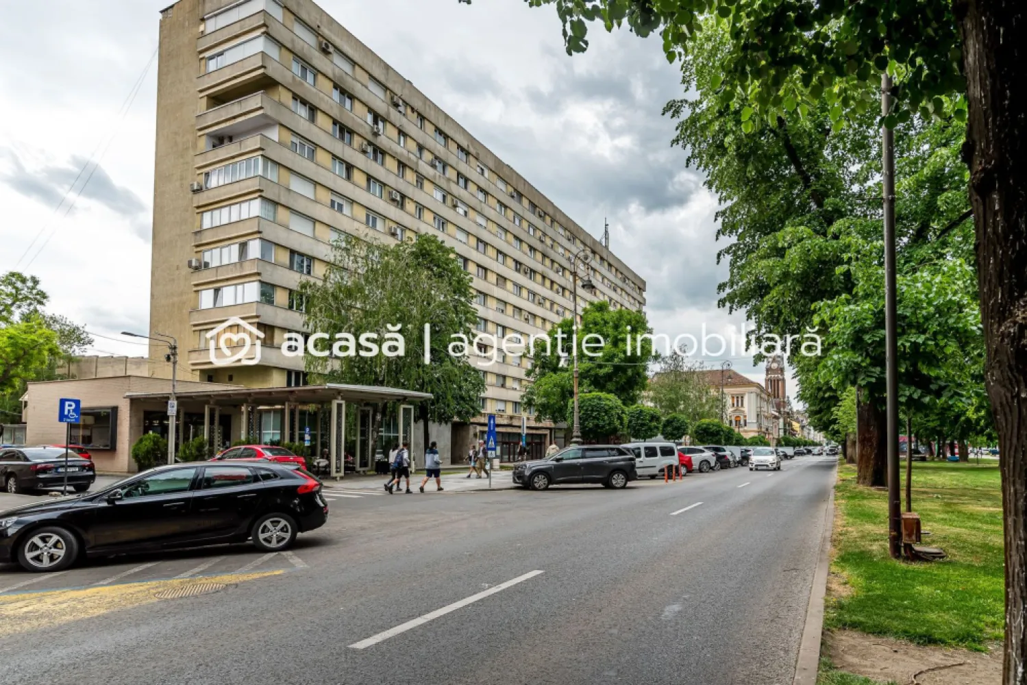 Apartament 2 camere, etaj 2, bloc cu lift, Libelula, Arad - Bulevardul Revoluției e una dintre puținele zone în care viața de zi cu zi devine mai simplă: totul e aproape, ai orașul la câteva minute, iar atmosfera centrală se simte imediat.

Apartamentul este situat la etajul 2, are două camere semidecomandate, 53 mp conform CF și centrală proprie, geamuri spre bulevard, centrală proprie, se vinde mobilat complet și utilat parțial. Blocul are lift, iar un detaliu interesant pentru cine apreciază istoria urbană: imobilul a fost construit după planurile arhitectului Miloș Cristea.

Pe scurt: Apartament în bloc Libelula | Bd. Revoluției | 2 camere semidecomandate | etaj 2 | 53 mp CF | lift | centrală proprie | mobilat complet | utilat parțial | geamuri spre bulevard

Preț listare: 84.900 € (negociabil)
Detalii & vizionare: 0761 899 230

Mihai Molnar 
consultantul tău imobiliar