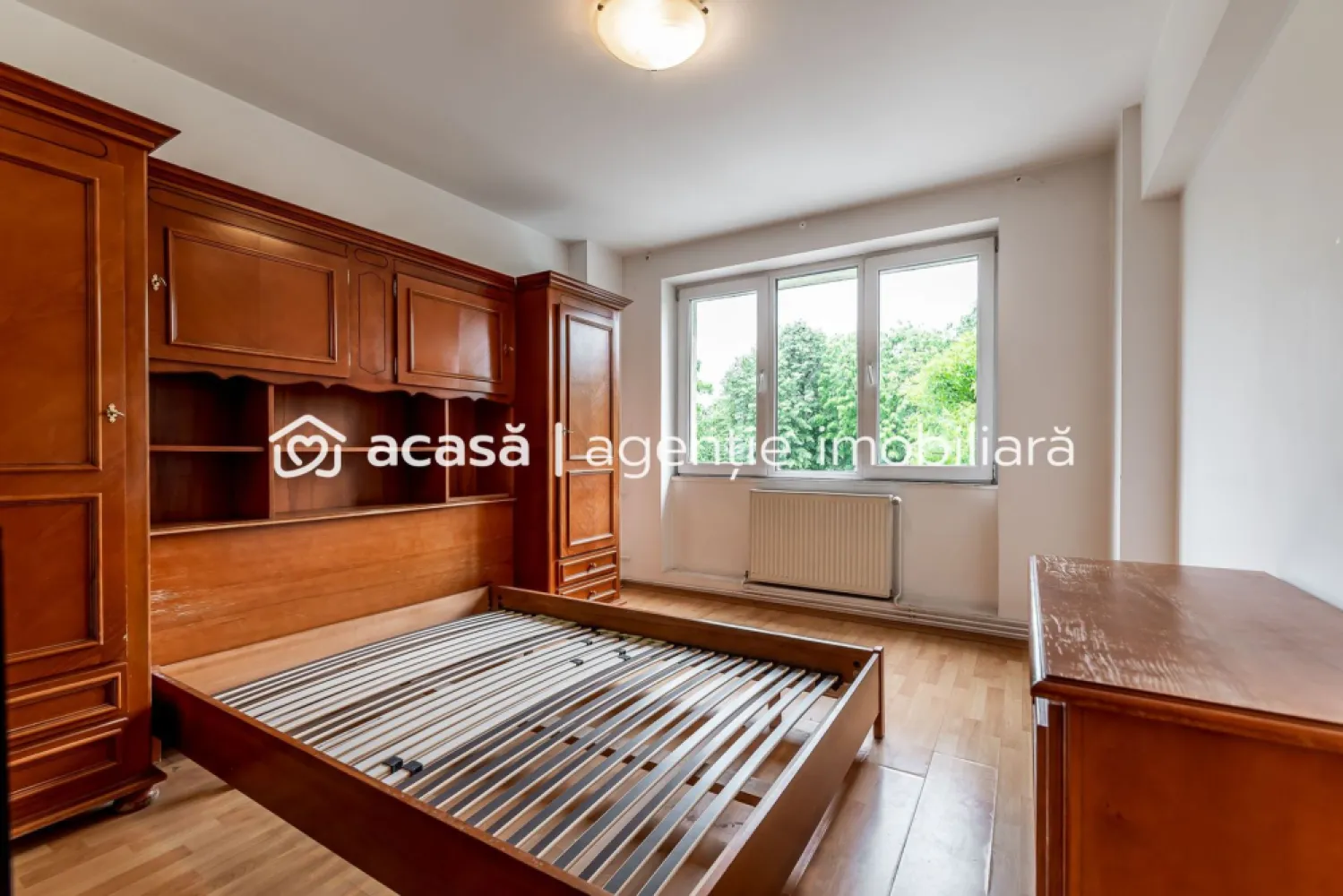 Apartament 2 camere, etaj 2, bloc cu lift, Libelula, Arad - Bulevardul Revoluției e una dintre puținele zone în care viața de zi cu zi devine mai simplă: totul e aproape, ai orașul la câteva minute, iar atmosfera centrală se simte imediat.

Apartamentul este situat la etajul 2, are două camere semidecomandate, 53 mp conform CF și centrală proprie, geamuri spre bulevard, centrală proprie, se vinde mobilat complet și utilat parțial. Blocul are lift, iar un detaliu interesant pentru cine apreciază istoria urbană: imobilul a fost construit după planurile arhitectului Miloș Cristea.

Pe scurt: Apartament în bloc Libelula | Bd. Revoluției | 2 camere semidecomandate | etaj 2 | 53 mp CF | lift | centrală proprie | mobilat complet | utilat parțial | geamuri spre bulevard

Preț listare: 84.900 € (negociabil)
Detalii & vizionare: 0761 899 230

Mihai Molnar 
consultantul tău imobiliar