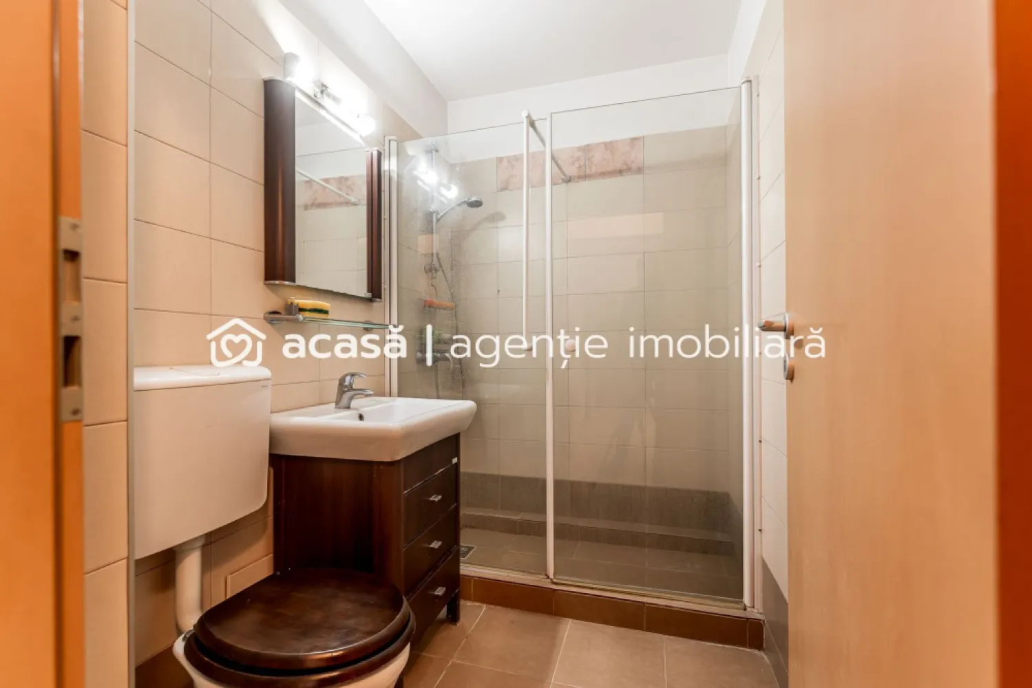 Apartament 2 camere, etaj 2, bloc cu lift, Libelula, Arad - Bulevardul Revoluției e una dintre puținele zone în care viața de zi cu zi devine mai simplă: totul e aproape, ai orașul la câteva minute, iar atmosfera centrală se simte imediat.

Apartamentul este situat la etajul 2, are două camere semidecomandate, 53 mp conform CF și centrală proprie, geamuri spre bulevard, centrală proprie, se vinde mobilat complet și utilat parțial. Blocul are lift, iar un detaliu interesant pentru cine apreciază istoria urbană: imobilul a fost construit după planurile arhitectului Miloș Cristea.

Pe scurt: Apartament în bloc Libelula | Bd. Revoluției | 2 camere semidecomandate | etaj 2 | 53 mp CF | lift | centrală proprie | mobilat complet | utilat parțial | geamuri spre bulevard

Preț listare: 84.900 € (negociabil)
Detalii & vizionare: 0761 899 230

Mihai Molnar 
consultantul tău imobiliar