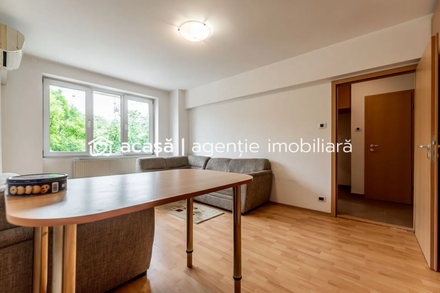 Apartament 2 camere, etaj 2, bloc cu lift, Libelula, Arad - Bulevardul Revoluției e una dintre puținele zone în care viața de zi cu zi devine mai simplă: totul e aproape, ai orașul la câteva minute, iar atmosfera centrală se simte imediat.

Apartamentul este situat la etajul 2, are două camere semidecomandate, 53 mp conform CF și centrală proprie, geamuri spre bulevard, centrală proprie, se vinde mobilat complet și utilat parțial. Blocul are lift, iar un detaliu interesant pentru cine apreciază istoria urbană: imobilul a fost construit după planurile arhitectului Miloș Cristea.

Pe scurt: Apartament în bloc Libelula | Bd. Revoluției | 2 camere semidecomandate | etaj 2 | 53 mp CF | lift | centrală proprie | mobilat complet | utilat parțial | geamuri spre bulevard

Preț listare: 84.900 € (negociabil)
Detalii & vizionare: 0761 899 230

Mihai Molnar 
consultantul tău imobiliar