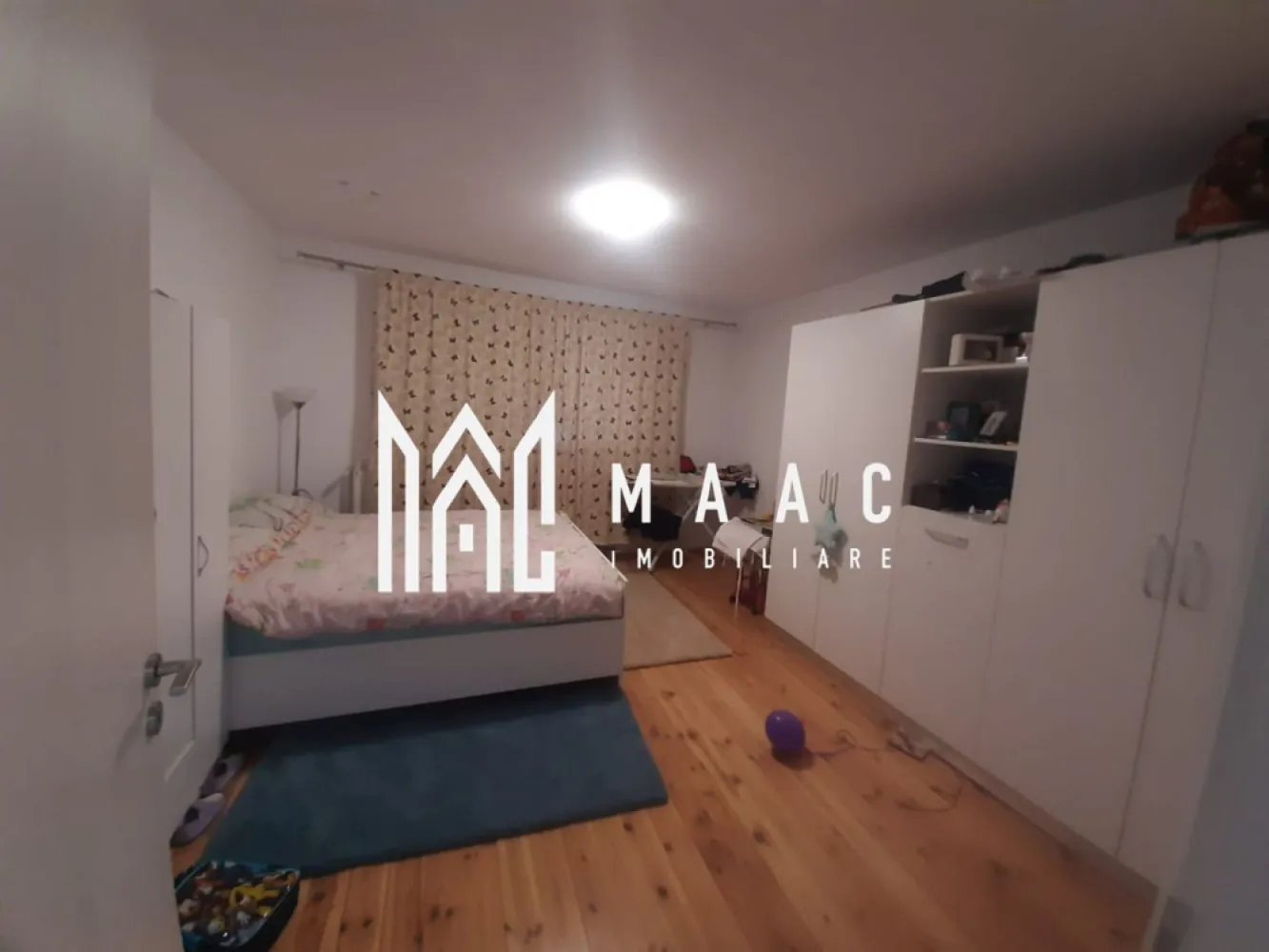 Casa individuala | Hipodrom I| 4 camere | Terasa - MAAC Imobiliare va propune spre vanzare o casa spatioasa, situata in zona Hipodrom I,. Casa este compartimentata astfel: trei dormitoare, un living , doua bai , doua holuri , doua intrari ,un pod inalt SI IZOLAT care se poate mansarda dupa preferinta, o pivnita de 24 MP si o terasa acoperita si inchisa in trei laturi. Casa este complet mobilata si utilata, iar in anul 2016 toate instalatiile (sanitara, electrica si caldura) au fost schimbate. Finisajele sunt moderne ceea ce ofera un confort sporit. In curte se afla un garaj de 24MP, izolat, cu baie, si este utilizat ca si birou. Curtea este pavata la intrarea principala si are loc cu verdeata in spate unde de afla terasa. Pentru mai multe informatii, va rog sa ne contactati si sa specificati ID: CP1819394 }}