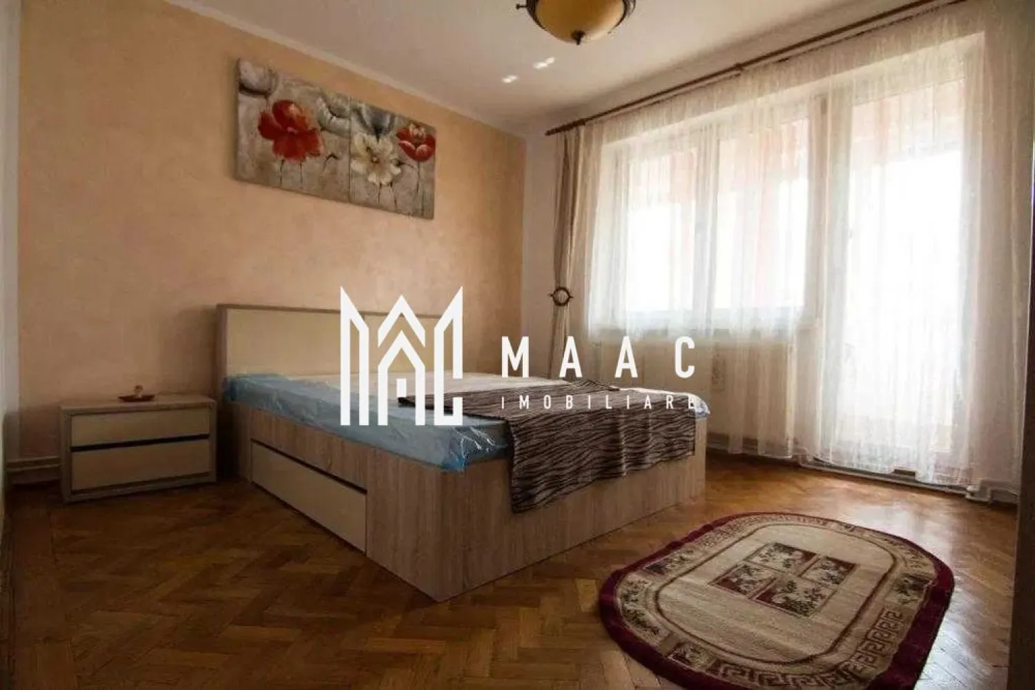 Apartament 3 Camere I Decomandat I Pivnita I Trei Stejari - Vă propunem spre închiriere un apartament primitor și bine compartimentat, ideal pentru cei care își doresc confort, funcționalitate și o atmosferă relaxantă.

Finisajele moderne și amenajarea echilibrată oferă locuinței un ambient cald și plăcut, perfect pentru un stil de viață confortabil.

Compartimentare:
Living lumios
2 dormitoare
Bucătărie
Baie
Balcon

Suprafața utilă a apartamentului este de 70 mp, spațiul fiind foarte bine organizat pentru confortul zilnic.

Dotări:
Mașină de spălat
Aragaz
Combină frigorifică
Centrală termică proprie
Încălzire prin calorifere
Boxă la subsol pentru depozitare suplimentară

Avantaje:
Se închiriază complet mobilat și utilat
Spații generoase și luminoase
Finisaje moderne
Ideal pentru familie sau cupluri
Confort termic și costuri eficiente de întreținere

Un apartament echilibrat și confortabil, pregătit pentru mutare imediată, ideal pentru cei care caută o locuință practică și bine întreținută.

Pentru informati si vizionari: CP3082311