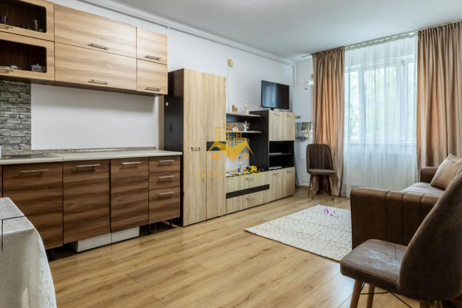 2 camere, modern, Gheorgheni Teodor Mihali Zona FSEGA Iulius Mall - GOLDNESS Imobiliare vă propune spre închiriere un apartament cu 2 camere complet mobilat și utilat, la etajul 3 într-un imobil de 4 etaje, în Cartierul Gheorgheni.
Posibilitate de parcare in zona!
Se află în apropierea stațiilor de transport în comun, magazine, restaurante, spații verzi, farmacii, etc. 

Apartamentul este compartimentat astfel:
 - dormitor cu pat matrimonial, dressing, noptiere
 - living cu bucatarie open space complet utilată și mobilată, canapea extensibilă, loc de servit masa 
 - baie cu cabina de dus, calorifer port prosop și dulap pentru depozitare.

Imobilul este dotat cu toate cele necesare- centrală proprie, frigider, aragaz, hotă, mașină de spălat haine, etc. 

Dacă sunteți interesați de acest apartament și doriți să îl vizionați, dar și pentru alte oferte nu ezitați să ne contactați telefonic sau prin e-mail. Vă stăm la dispoziție!

Pentru intermediere se percepe un comision de 50% din prețul chiriei!