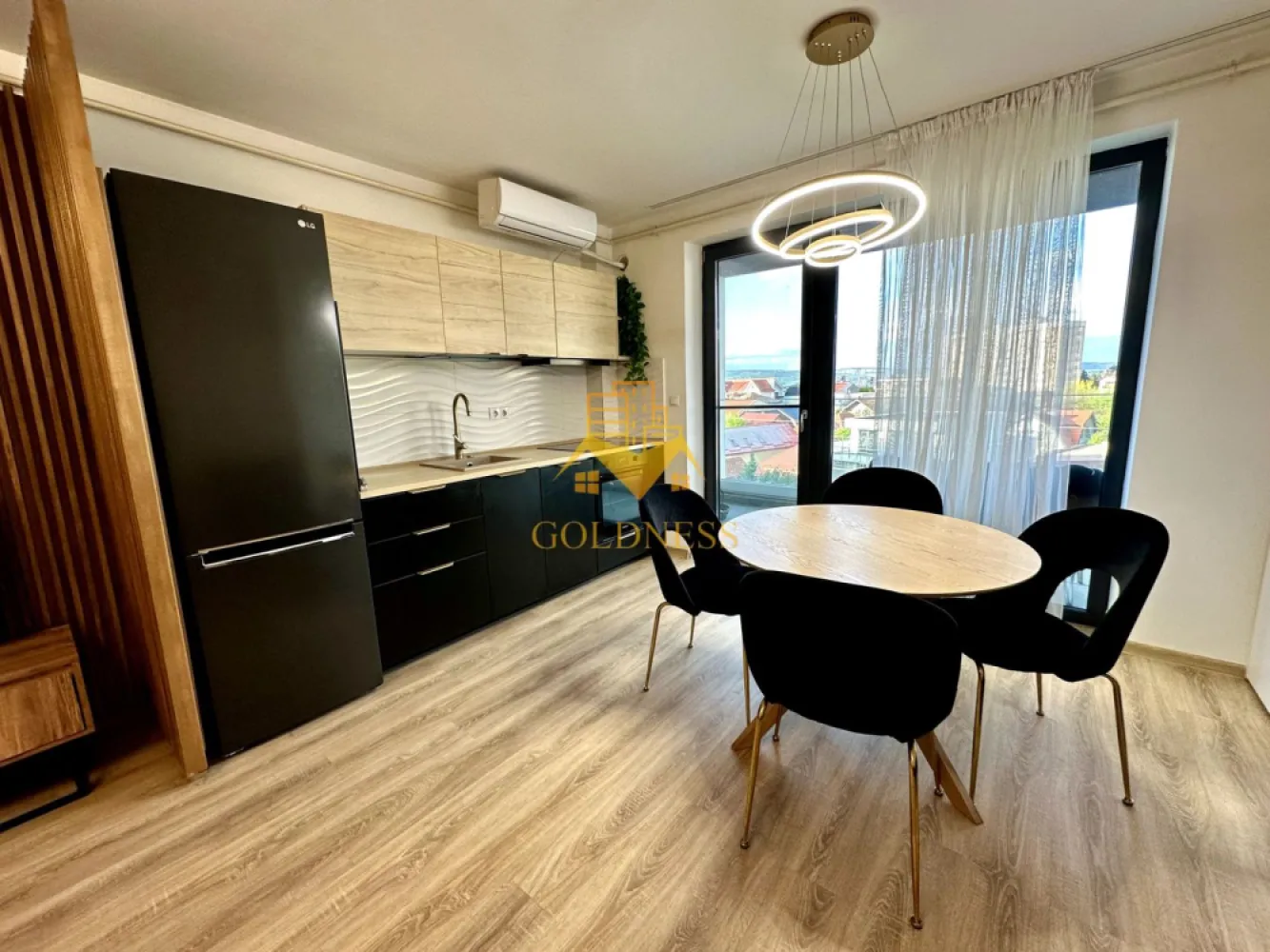 2 camere, Gheorgheni, Constantin Brâncuși, Bloc nou, Mega, BT, Parcare - GOLDNESS Imobiliare vă propune spre închiriere un apartament cu 2 camere complet mobilat și utilat, la etajul 3 într-un imobil de 5 etaje, în Cartierul Gheorgheni.
Dispune de loc de parcare subteran.
Se află în apropierea stațiilor de transport în comun, magazine, restaurante, spații verzi, farmacii, etc. 

Apartamentul este compartimentat astfel:
 - dormitor cu pat matrimonial, dressing, noptiere
 - living cu canapea extensibilă 
 - bucătărie open space complet utilată și mobilată, loc de servit masa 
 - baie cu cabina de dus, calorifer port prosop și dulap pentru depozitare.
 - terasa de 5 mp.

Imobilul este dotat cu toate cele necesare- încălzire în pardoseala, frigider, aragaz, hotă, mașină de spălat haine, etc. 

Dacă sunteți interesați de acest apartament și doriți să îl vizionați, dar și pentru alte oferte nu ezitați să ne contactați telefonic sau prin e-mail. Vă stăm la dispoziție!
Pentru intermediere se percepe un comision de 50% din prețul chiriei!