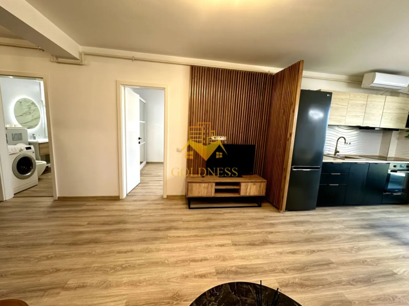 2 camere, Gheorgheni, Constantin Brâncuși, Bloc nou, Mega, BT, Parcare - GOLDNESS Imobiliare vă propune spre închiriere un apartament cu 2 camere complet mobilat și utilat, la etajul 3 într-un imobil de 5 etaje, în Cartierul Gheorgheni.
Dispune de loc de parcare subteran.
Se află în apropierea stațiilor de transport în comun, magazine, restaurante, spații verzi, farmacii, etc. 

Apartamentul este compartimentat astfel:
 - dormitor cu pat matrimonial, dressing, noptiere
 - living cu canapea extensibilă 
 - bucătărie open space complet utilată și mobilată, loc de servit masa 
 - baie cu cabina de dus, calorifer port prosop și dulap pentru depozitare.
 - terasa de 5 mp.

Imobilul este dotat cu toate cele necesare- încălzire în pardoseala, frigider, aragaz, hotă, mașină de spălat haine, etc. 

Dacă sunteți interesați de acest apartament și doriți să îl vizionați, dar și pentru alte oferte nu ezitați să ne contactați telefonic sau prin e-mail. Vă stăm la dispoziție!
Pentru intermediere se percepe un comision de 50% din prețul chiriei!