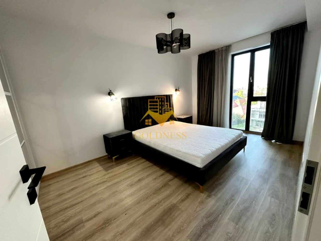 2 camere, Gheorgheni, Constantin Brâncuși, Bloc nou, Mega, BT, Parcare - GOLDNESS Imobiliare vă propune spre închiriere un apartament cu 2 camere complet mobilat și utilat, la etajul 3 într-un imobil de 5 etaje, în Cartierul Gheorgheni.
Dispune de loc de parcare subteran.
Se află în apropierea stațiilor de transport în comun, magazine, restaurante, spații verzi, farmacii, etc. 

Apartamentul este compartimentat astfel:
 - dormitor cu pat matrimonial, dressing, noptiere
 - living cu canapea extensibilă 
 - bucătărie open space complet utilată și mobilată, loc de servit masa 
 - baie cu cabina de dus, calorifer port prosop și dulap pentru depozitare.
 - terasa de 5 mp.

Imobilul este dotat cu toate cele necesare- încălzire în pardoseala, frigider, aragaz, hotă, mașină de spălat haine, etc. 

Dacă sunteți interesați de acest apartament și doriți să îl vizionați, dar și pentru alte oferte nu ezitați să ne contactați telefonic sau prin e-mail. Vă stăm la dispoziție!
Pentru intermediere se percepe un comision de 50% din prețul chiriei!