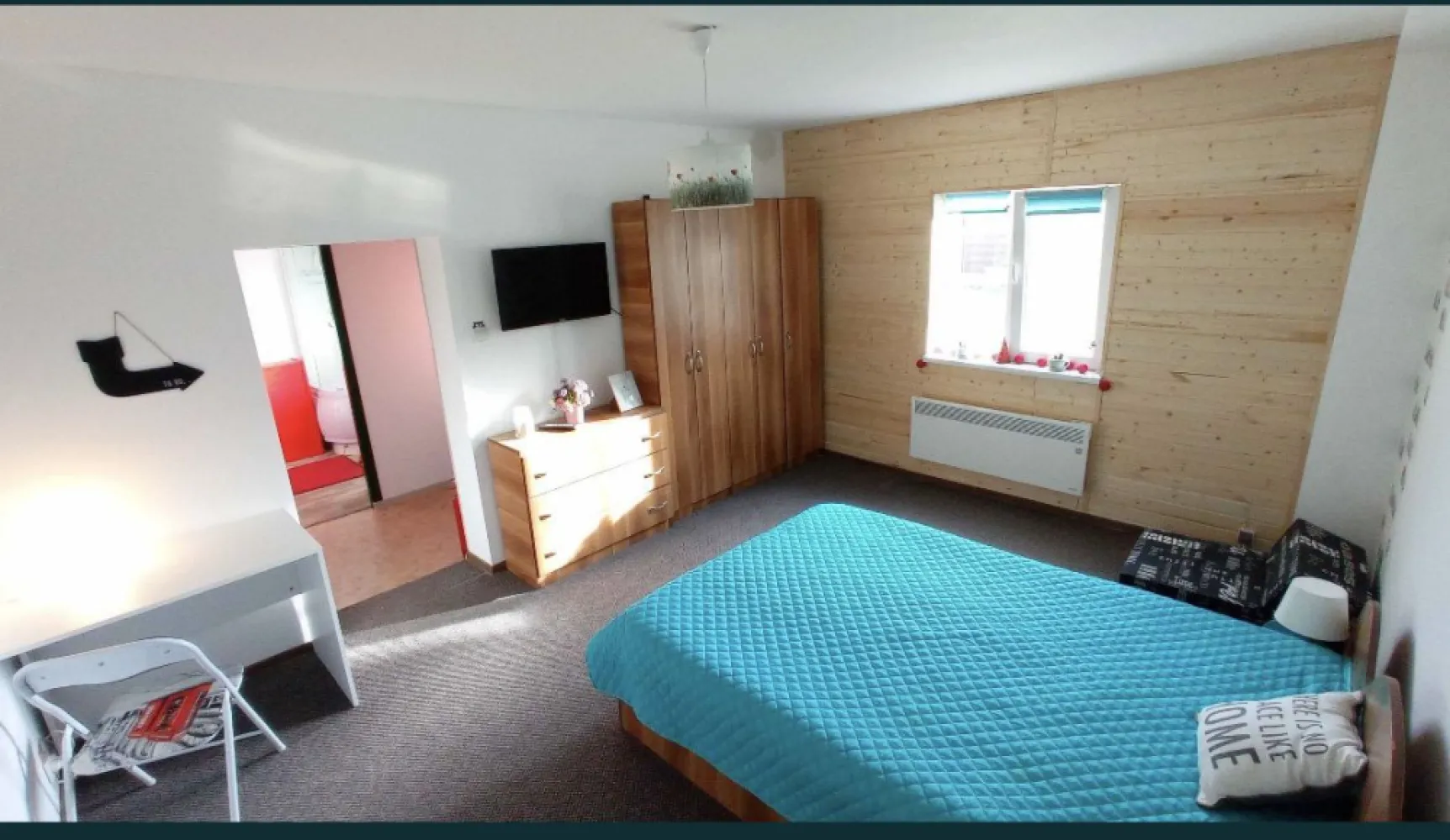 BRASADAS vinde casa 4 cam teren 688mp in zona Lucian Blaga. - Agenția imobiliara BRASADAS vinde casa de locuit tip P+E in suprafata de 175 mp + anexa/apartament in suprafata de 50 mp cu o terasa de aprox. 60 mp. 

Terenul este imprejmuit si are o suprafata de 688 mp.

Casa este compartimentata astfel:

PARTER : hol, dressing, baie, camera, bucatarie cu acces la o terasa de 12 mp, living open space cu acces la o terasa de 15 mp.

ETAJ : - hol cu iesire pe o terasa de 10 mp, dormitor si inca doua dormitoare, hol si baie, care formeaza un apartament. Acces (si de) pe terasa.

In continuarea casei, spre curtea interioara este un apartament cu acces total separat compus din: dormitor, baie, zona de bucatarie cu chicineta + camera, cu incalzire, apa, canalizare. Intreaga suprafata a apartamentului formeaza o terasa generoasa, cu suprafata de aprox. 60 mp folosita ca zona de relaxare (mobilier de gradina, masa de tenis etc).

Proprietatea este realizata integral din zidarie, in anul 2000, este izolata si racordata la reteaua de apa, canalizare, electricitate (inclusiv trifazic), gaze naturale, cablu Tv si internet, fiind astfel amplasata si compartimentata incat permite functionalitati multiple, fie casa de locuit pentru una sau doua familii, spatii pentru birouri, utilizare mixta ca spatiu de locuit (casa) si inchiriere Airbnb, Booking, etc (apartamentele). Se vinde complet echipata si mobilata.

Curtea, in mare parte, este acoperita cu iarba, exceptand aleile si zona de parcare (pentru 2 masini) si este bogata in vegetatie (arbori/brazi) fiind o bariera naturala care asigura intimitate, protectie si umbra.

Din punct de vedere structural/functional proprietatea este in stare foarte buna.

www.brasadas.com.