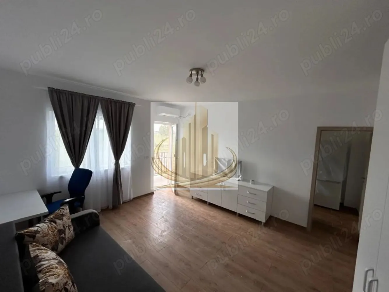 Apartament 1 Cameră |2 Parcări Acoperite | Bloc Nou | Giroc – Hotel IQ - Grand Mobilis Imobiliare vă propune spre închiriere un apartament modern cu 1 cameră, situat în Giroc, la doar câteva minute de Hotel IQ, într-o zonă liniștită, dar foarte bine conectată cu orașul și principalele puncte de interes.

Proprietatea este ideală pentru un cuplu, un student sau un medic rezident, datorită poziției excelente și accesului rapid către Complexul Studențesc și Spitalul Județean.

📐 Compartimentare:
Cameră spațioasă cu hol
Bucătărie separată
Baie
Balcon generos, cu 2 căi de acces

📍 Apartamentul este situat la etajul 2, într-un bloc nou și bine întreținut.

🏢 Dotări & beneficii:
Complet mobilat și utilat
Încălzire în pardoseală
Centrală proprie
Aer condiționat
Internet
Bloc nou
2 locuri de parcare acoperite incluse

👉 Apartamentul oferă un nivel ridicat de confort și costuri reduse de întreținere.

📍 Locație – unul dintre marile avantaje:

Proprietatea beneficiază de o poziție excelentă, fiind situată într-o zonă liniștită, dar foarte bine conectată.

În imediata apropiere regăsim:

centrul comercial din Giroc
farmacii
brutării
sală de sport
restaurante și cafenele
magazine și supermarketuri

👉 La doar câteva minute distanță:

terenuri de fotbal
terenuri de tenis
terenuri de volei pe nisip
parcuri pentru copii
mijloace de transport în comun

✔️ Acces rapid către:

Calea Girocului
Spitalul Județean
Complexul Studențesc
principalele artere ale orașului

📞 Pentru mai multe informații și programarea unei vizionări, echipa Grand Mobilis Imobiliare vă stă la dispoziție!
ID Intern: CP3082428