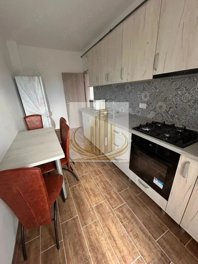 Apartament 1 Cameră |2 Parcări Acoperite | Bloc Nou | Giroc – Hotel IQ - Grand Mobilis Imobiliare vă propune spre închiriere un apartament modern cu 1 cameră, situat în Giroc, la doar câteva minute de Hotel IQ, într-o zonă liniștită, dar foarte bine conectată cu orașul și principalele puncte de interes.

Proprietatea este ideală pentru un cuplu, un student sau un medic rezident, datorită poziției excelente și accesului rapid către Complexul Studențesc și Spitalul Județean.

📐 Compartimentare:
Cameră spațioasă cu hol
Bucătărie separată
Baie
Balcon generos, cu 2 căi de acces

📍 Apartamentul este situat la etajul 2, într-un bloc nou și bine întreținut.

🏢 Dotări & beneficii:
Complet mobilat și utilat
Încălzire în pardoseală
Centrală proprie
Aer condiționat
Internet
Bloc nou
2 locuri de parcare acoperite incluse

👉 Apartamentul oferă un nivel ridicat de confort și costuri reduse de întreținere.

📍 Locație – unul dintre marile avantaje:

Proprietatea beneficiază de o poziție excelentă, fiind situată într-o zonă liniștită, dar foarte bine conectată.

În imediata apropiere regăsim:

centrul comercial din Giroc
farmacii
brutării
sală de sport
restaurante și cafenele
magazine și supermarketuri

👉 La doar câteva minute distanță:

terenuri de fotbal
terenuri de tenis
terenuri de volei pe nisip
parcuri pentru copii
mijloace de transport în comun

✔️ Acces rapid către:

Calea Girocului
Spitalul Județean
Complexul Studențesc
principalele artere ale orașului

📞 Pentru mai multe informații și programarea unei vizionări, echipa Grand Mobilis Imobiliare vă stă la dispoziție!
ID Intern: CP3082428