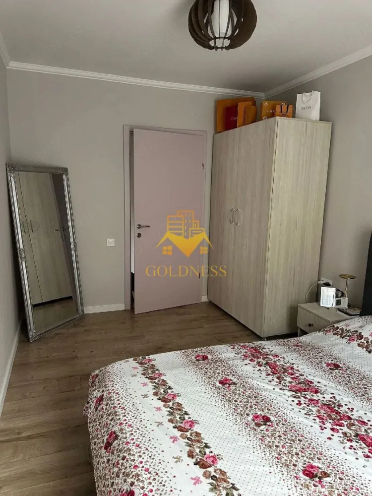 2 camere, modern, Dambul Rotund, Corneliu Coposu, Scoala de Agenti - GOLDNESS Imobiliare vă propune spre închiriere un apartament cu 2 camere open-space complet mobilat și utilat, la Parterul inalt într-un imobil de 2 etaje, în Cartierul Dambul Rotund.
Posibilitate de parcare in curte!
Se află în apropierea stațiilor de transport în comun, magazine, restaurante, spații verzi, farmacii, etc. 

Apartamentul este compartimentat astfel:
 - dormitor cu pat matrimonial, dressing, noptiere
 - living cu bucatarie open space complet utilată și mobilată, canapea extensibilă, loc de servit masa 
 - baie cu dus walk-in, geam, wc, chiuveta, calorifer port prosop și dulap pentru depozitare.
 - balcon de 4 mp.

Imobilul este dotat cu toate cele necesare- centrală proprie, Aer conditionat, frigider, aragaz, hotă, mașină de spălat haine, etc. 
Dacă sunteți interesați de acest apartament și doriți să îl vizionați, dar și pentru alte oferte nu ezitați să ne contactați telefonic sau prin e-mail. Vă stăm la dispoziție!

Pentru intermediere se percepe un comision de 50% din prețul chiriei!