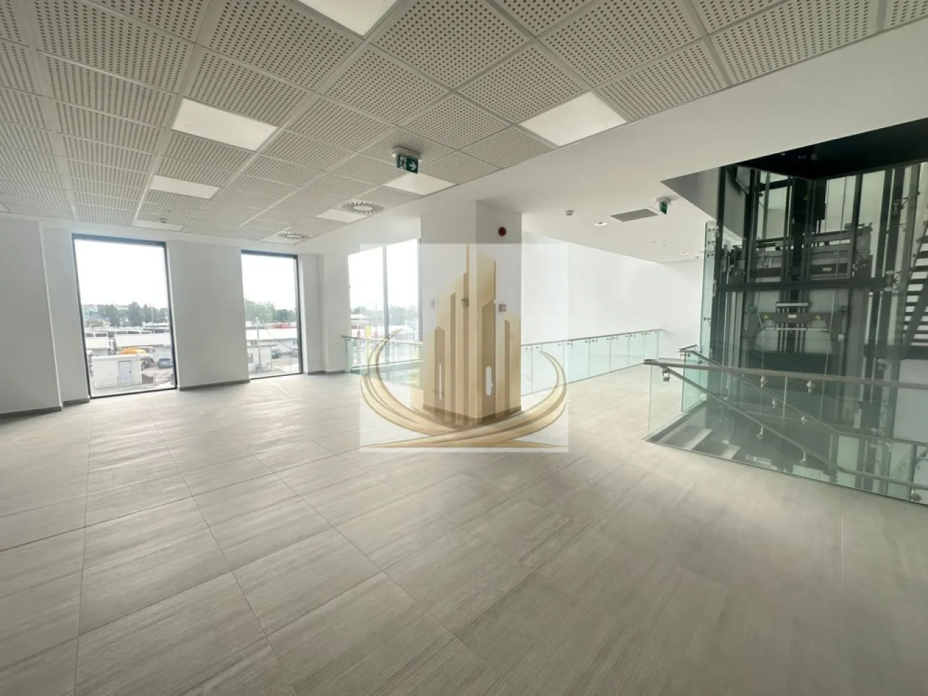 Spațiu comercial premium de mari dimensiuni – Fabrik Residence | - EXCLUSIVITATE | Spațiu comercial premium de mari dimensiuni – Fabrik Residence | Complex Studențesc | Multiple destinații

Grand Mobilis Imobiliare vă propune spre închiriere, în regim de exclusivitate, un spațiu comercial impresionant, destinat companiilor care își doresc o locație reprezentativă, flexibilă și pregătită pentru operare la standarde moderne.

Amplasat strategic în zona **Complexului Studențesc**, în cadrul ansamblului rezidențial modern **Fabrik Residence**, proprietatea beneficiază de o infrastructură premium și de un potențial comercial excepțional.

---

Suprafață & flexibilitate

Spațiul dispune de aproximativ 1.600 mp pe nivel, cu posibilitatea de închiriere:

* a unui singur etaj
* sau a unei suprafețe totale ce poate ajunge la aproximativ **4.000 mp** (INCLUDE ZONA DE LANDING/RECEPTIE)

Compartimentarea permite configurarea inteligentă și personalizarea completă a spațiului în funcție de cerințele viitorului chiriaș.

Destinații recomandate

Datorită configurației și facilităților existente, proprietatea este ideală pentru:

* sală de fitness / wellness premium
* centru medical / policlinică
* clinică de recuperare
* showroom de mari dimensiuni
* birouri corporate / sediu companie
* centru educațional
* activități comerciale mixte
* servicii premium

Facilități premium

✔️ Acces separat pentru chiriași și clienți
✔️ Bariere smart și acces securizat
✔️ Lifturi proprii
✔️ Grupuri sanitare dedicate pe fiecare etaj
✔️ Sistem profesional de ventilație cu recuperare de căldură
✔️ Climatizare centralizată
✔️ Toate utilitățile disponibile
✔️ Buncăr și spații tehnice dedicate
✔️ Peste 60 de locuri de parcare subterane

Avantaj comercial major

Proprietatea este integrată în ansamblul **Fabrik Residence**, care cuprinde:

*118 apartamente
* multiple spații SAD active

Acest lucru contribuie la formarea unui vad comercial puternic și la un flux constant de potențiali clienți.

Poziționare strategică

Situat într-una dintre cele mai active zone ale Timișoarei, spațiul oferă acces rapid către:

* centrul orașului
* campusurile universitare
* principalele artere de circulație
* transport public

O proprietate rară pe piață, ideală pentru companii care caută suprafețe ample, infrastructură modernă și posibilitatea dezvoltării unui business într-o locație premium.

📞 Pentru informații suplimentare, planuri și programarea unei prezentări private, vă invităm să ne contactați.