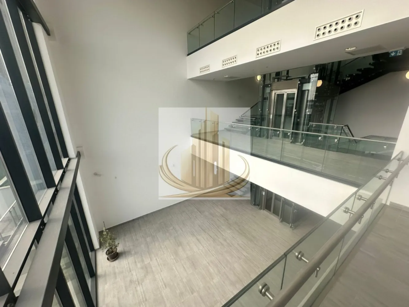 Spațiu comercial premium de mari dimensiuni – Fabrik Residence | - EXCLUSIVITATE | Spațiu comercial premium de mari dimensiuni – Fabrik Residence | Complex Studențesc | Multiple destinații

Grand Mobilis Imobiliare vă propune spre închiriere, în regim de exclusivitate, un spațiu comercial impresionant, destinat companiilor care își doresc o locație reprezentativă, flexibilă și pregătită pentru operare la standarde moderne.

Amplasat strategic în zona **Complexului Studențesc**, în cadrul ansamblului rezidențial modern **Fabrik Residence**, proprietatea beneficiază de o infrastructură premium și de un potențial comercial excepțional.

---

Suprafață & flexibilitate

Spațiul dispune de aproximativ 1.600 mp pe nivel, cu posibilitatea de închiriere:

* a unui singur etaj
* sau a unei suprafețe totale ce poate ajunge la aproximativ **4.000 mp** (INCLUDE ZONA DE LANDING/RECEPTIE)

Compartimentarea permite configurarea inteligentă și personalizarea completă a spațiului în funcție de cerințele viitorului chiriaș.

Destinații recomandate

Datorită configurației și facilităților existente, proprietatea este ideală pentru:

* sală de fitness / wellness premium
* centru medical / policlinică
* clinică de recuperare
* showroom de mari dimensiuni
* birouri corporate / sediu companie
* centru educațional
* activități comerciale mixte
* servicii premium

Facilități premium

✔️ Acces separat pentru chiriași și clienți
✔️ Bariere smart și acces securizat
✔️ Lifturi proprii
✔️ Grupuri sanitare dedicate pe fiecare etaj
✔️ Sistem profesional de ventilație cu recuperare de căldură
✔️ Climatizare centralizată
✔️ Toate utilitățile disponibile
✔️ Buncăr și spații tehnice dedicate
✔️ Peste 60 de locuri de parcare subterane

Avantaj comercial major

Proprietatea este integrată în ansamblul **Fabrik Residence**, care cuprinde:

*118 apartamente
* multiple spații SAD active

Acest lucru contribuie la formarea unui vad comercial puternic și la un flux constant de potențiali clienți.

Poziționare strategică

Situat într-una dintre cele mai active zone ale Timișoarei, spațiul oferă acces rapid către:

* centrul orașului
* campusurile universitare
* principalele artere de circulație
* transport public

O proprietate rară pe piață, ideală pentru companii care caută suprafețe ample, infrastructură modernă și posibilitatea dezvoltării unui business într-o locație premium.

📞 Pentru informații suplimentare, planuri și programarea unei prezentări private, vă invităm să ne contactați.