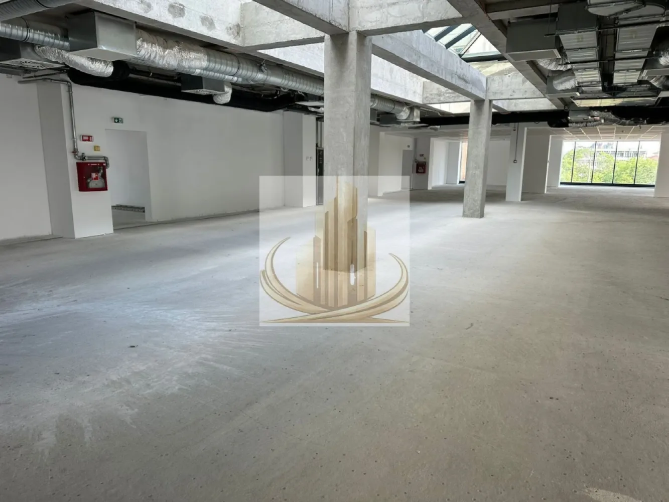 Spațiu comercial premium de mari dimensiuni – Fabrik Residence | - EXCLUSIVITATE | Spațiu comercial premium de mari dimensiuni – Fabrik Residence | Complex Studențesc | Multiple destinații

Grand Mobilis Imobiliare vă propune spre închiriere, în regim de exclusivitate, un spațiu comercial impresionant, destinat companiilor care își doresc o locație reprezentativă, flexibilă și pregătită pentru operare la standarde moderne.

Amplasat strategic în zona **Complexului Studențesc**, în cadrul ansamblului rezidențial modern **Fabrik Residence**, proprietatea beneficiază de o infrastructură premium și de un potențial comercial excepțional.

---

Suprafață & flexibilitate

Spațiul dispune de aproximativ 1.600 mp pe nivel, cu posibilitatea de închiriere:

* a unui singur etaj
* sau a unei suprafețe totale ce poate ajunge la aproximativ **4.000 mp** (INCLUDE ZONA DE LANDING/RECEPTIE)

Compartimentarea permite configurarea inteligentă și personalizarea completă a spațiului în funcție de cerințele viitorului chiriaș.

Destinații recomandate

Datorită configurației și facilităților existente, proprietatea este ideală pentru:

* sală de fitness / wellness premium
* centru medical / policlinică
* clinică de recuperare
* showroom de mari dimensiuni
* birouri corporate / sediu companie
* centru educațional
* activități comerciale mixte
* servicii premium

Facilități premium

✔️ Acces separat pentru chiriași și clienți
✔️ Bariere smart și acces securizat
✔️ Lifturi proprii
✔️ Grupuri sanitare dedicate pe fiecare etaj
✔️ Sistem profesional de ventilație cu recuperare de căldură
✔️ Climatizare centralizată
✔️ Toate utilitățile disponibile
✔️ Buncăr și spații tehnice dedicate
✔️ Peste 60 de locuri de parcare subterane

Avantaj comercial major

Proprietatea este integrată în ansamblul **Fabrik Residence**, care cuprinde:

*118 apartamente
* multiple spații SAD active

Acest lucru contribuie la formarea unui vad comercial puternic și la un flux constant de potențiali clienți.

Poziționare strategică

Situat într-una dintre cele mai active zone ale Timișoarei, spațiul oferă acces rapid către:

* centrul orașului
* campusurile universitare
* principalele artere de circulație
* transport public

O proprietate rară pe piață, ideală pentru companii care caută suprafețe ample, infrastructură modernă și posibilitatea dezvoltării unui business într-o locație premium.

📞 Pentru informații suplimentare, planuri și programarea unei prezentări private, vă invităm să ne contactați.