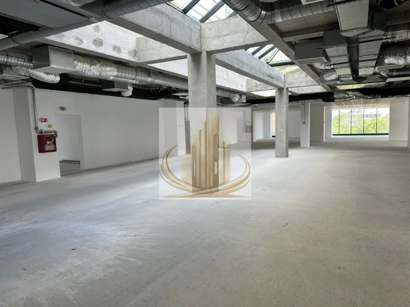 Spațiu comercial premium de mari dimensiuni – Fabrik Residence | - EXCLUSIVITATE | Spațiu comercial premium de mari dimensiuni – Fabrik Residence | Complex Studențesc | Multiple destinații

Grand Mobilis Imobiliare vă propune spre închiriere, în regim de exclusivitate, un spațiu comercial impresionant, destinat companiilor care își doresc o locație reprezentativă, flexibilă și pregătită pentru operare la standarde moderne.

Amplasat strategic în zona **Complexului Studențesc**, în cadrul ansamblului rezidențial modern **Fabrik Residence**, proprietatea beneficiază de o infrastructură premium și de un potențial comercial excepțional.

---

Suprafață & flexibilitate

Spațiul dispune de aproximativ 1.600 mp pe nivel, cu posibilitatea de închiriere:

* a unui singur etaj
* sau a unei suprafețe totale ce poate ajunge la aproximativ **4.000 mp** (INCLUDE ZONA DE LANDING/RECEPTIE)

Compartimentarea permite configurarea inteligentă și personalizarea completă a spațiului în funcție de cerințele viitorului chiriaș.

Destinații recomandate

Datorită configurației și facilităților existente, proprietatea este ideală pentru:

* sală de fitness / wellness premium
* centru medical / policlinică
* clinică de recuperare
* showroom de mari dimensiuni
* birouri corporate / sediu companie
* centru educațional
* activități comerciale mixte
* servicii premium

Facilități premium

✔️ Acces separat pentru chiriași și clienți
✔️ Bariere smart și acces securizat
✔️ Lifturi proprii
✔️ Grupuri sanitare dedicate pe fiecare etaj
✔️ Sistem profesional de ventilație cu recuperare de căldură
✔️ Climatizare centralizată
✔️ Toate utilitățile disponibile
✔️ Buncăr și spații tehnice dedicate
✔️ Peste 60 de locuri de parcare subterane

Avantaj comercial major

Proprietatea este integrată în ansamblul **Fabrik Residence**, care cuprinde:

*118 apartamente
* multiple spații SAD active

Acest lucru contribuie la formarea unui vad comercial puternic și la un flux constant de potențiali clienți.

Poziționare strategică

Situat într-una dintre cele mai active zone ale Timișoarei, spațiul oferă acces rapid către:

* centrul orașului
* campusurile universitare
* principalele artere de circulație
* transport public

O proprietate rară pe piață, ideală pentru companii care caută suprafețe ample, infrastructură modernă și posibilitatea dezvoltării unui business într-o locație premium.

📞 Pentru informații suplimentare, planuri și programarea unei prezentări private, vă invităm să ne contactați.