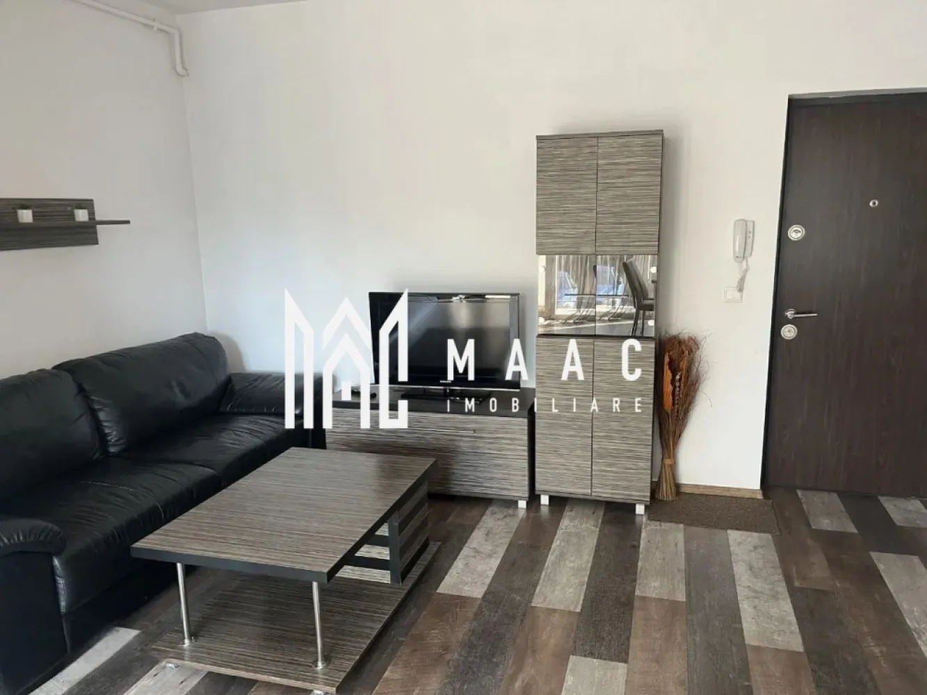 Apartament 2 camere | 40MPU | Balcon | City Residence - MAAC vă propune spre închiriere un apartament modern cu 2 camere, situat în zona City Residence, la doar 15 minute de mers pe jos de centrul orașului Sibiu.

Poziționat la parter înalt într-un imobil construit în 2018, apartamentul are o suprafață utilă de 40 mp și este compartimentat eficient, oferind un spațiu confortabil și primitor. Locuința este compusă din dormitor, baie și living cu bucătărie open-space, amenajată modern și funcțional.

Apartamentul beneficiază de un balcon generos de 7 mp, ideal pentru momentele de relaxare, precum și de loc de parcare propriu.

Se închiriază complet mobilat și utilat, fiind pregătit pentru mutare imediată. Dotările includ centrală termică proprie, frigider, televizor, cuptor electric, plită cu inducție, mașină de spălat vase, mașină de spălat rufe și cafetieră, toate alese pentru a oferi confort și funcționalitate în viața de zi cu zi.

Zona este una apreciată pentru accesul rapid către centrul orașului, magazine, restaurante și principalele puncte de interes, fiind ideală atât pentru un cuplu, cât și pentru o persoană care își dorește un stil de viață urban, într-un apartament modern și bine poziționat.

Pentru mai multe detalii și vizionări, vă rugăm să menționați ID: CP3082493